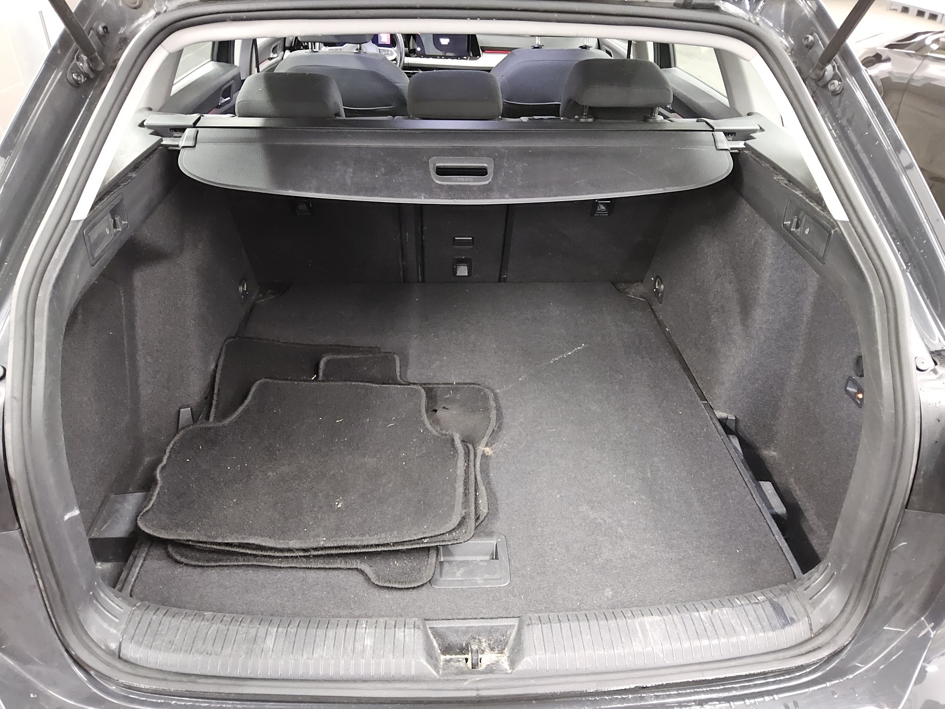 Volkswagen Golf-8 Var. 1.5 eTSI Life Navi AID 12