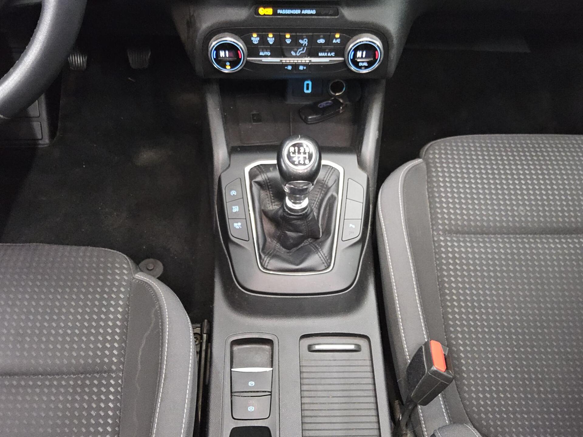 Ford Focus 1.5 EB Cool&Connect Navi LED RfK Pano AHK 6