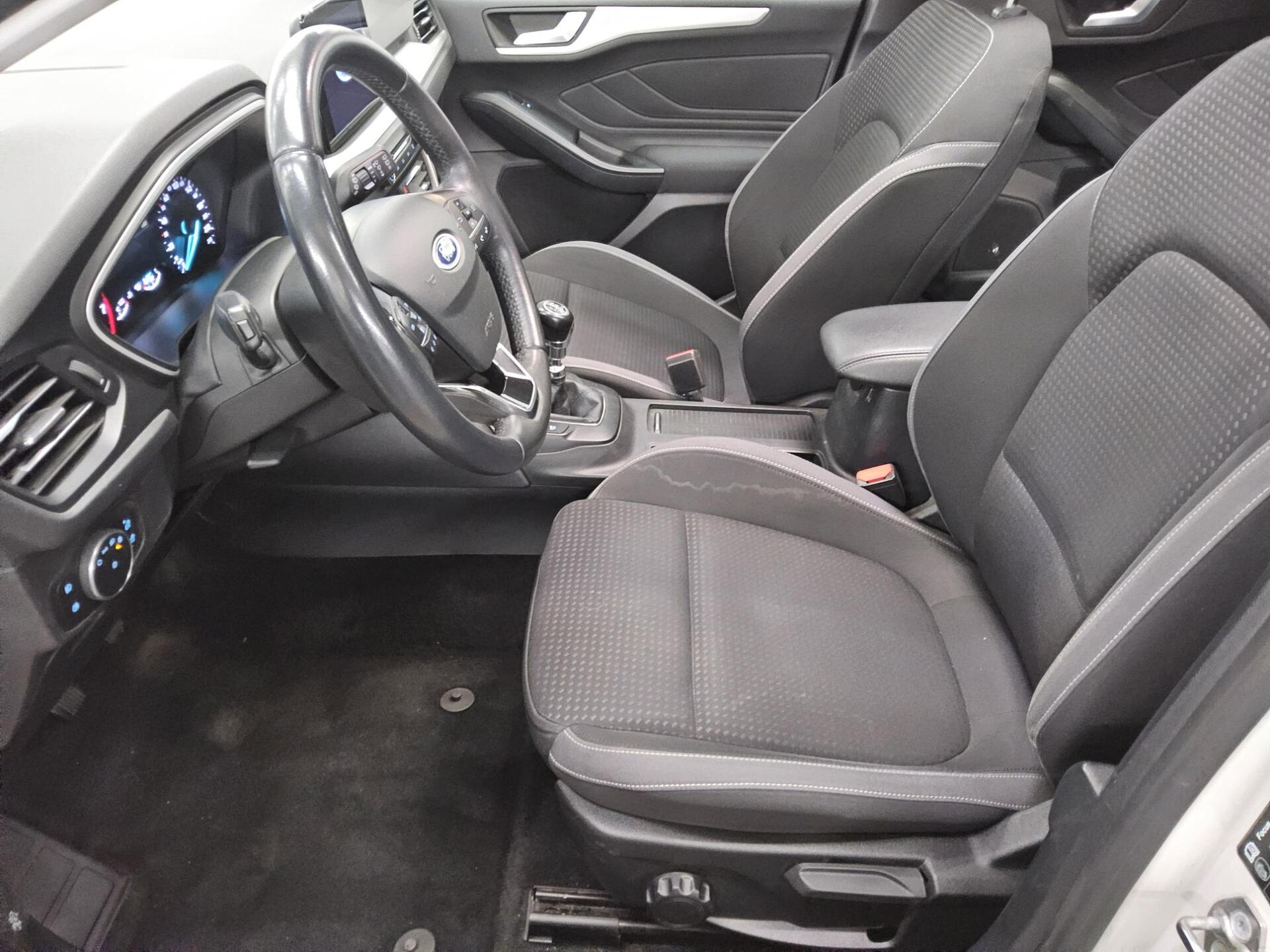 Ford Focus 1.5 EB Cool&Connect Navi LED RfK Pano AHK 8