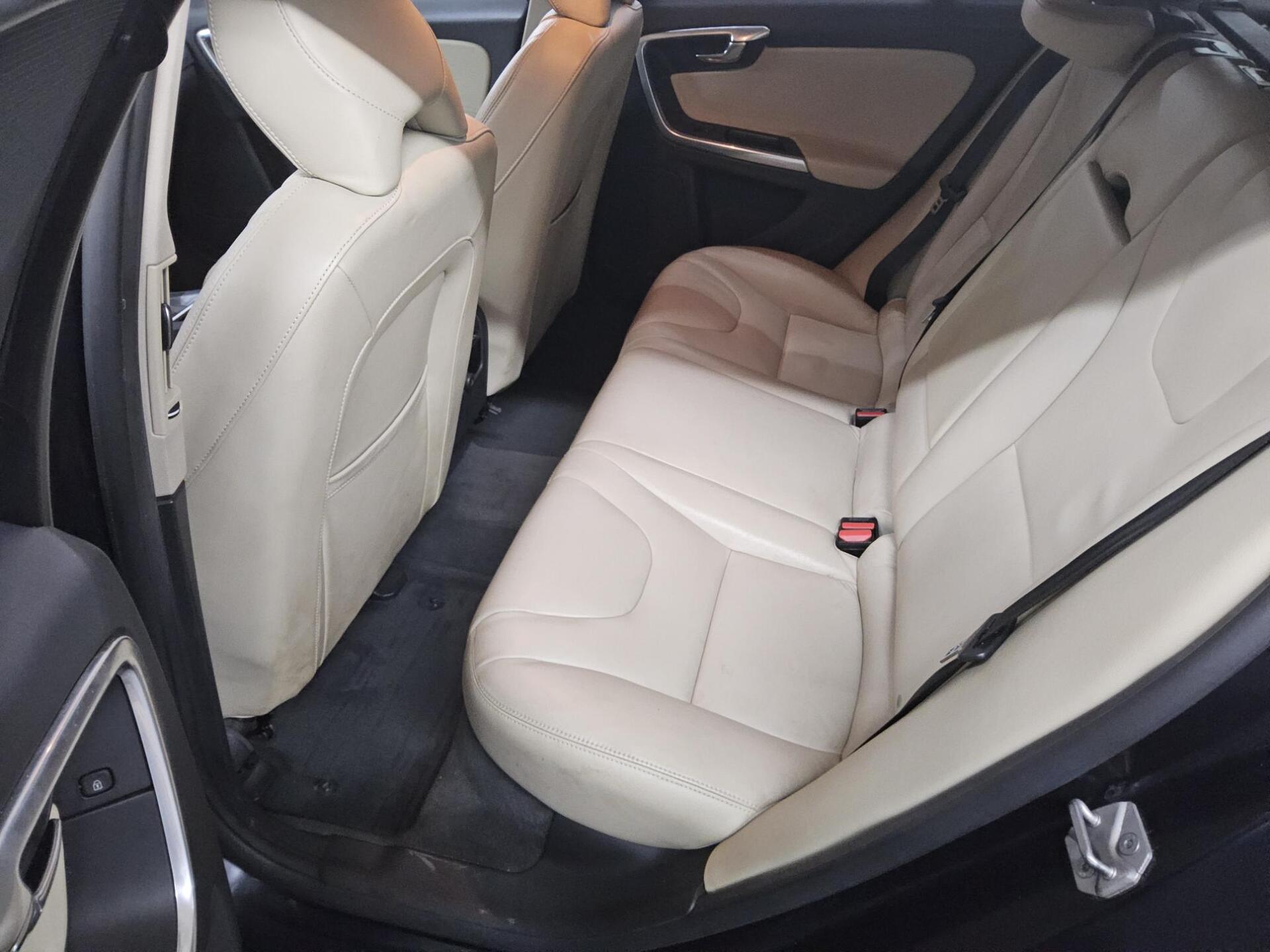 Volvo V60 D6 AWD Summum Leder Navi Xenon AHK HU 06/27 12