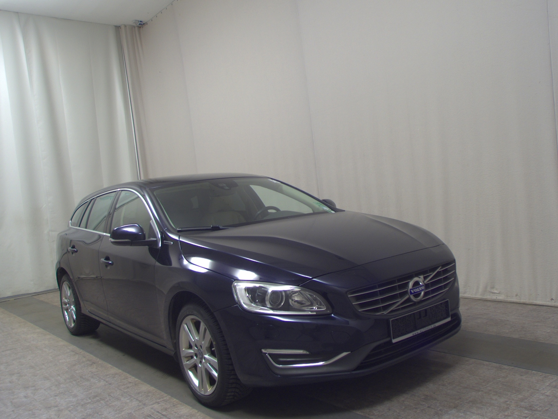 Volvo V60 D6 AWD Summum Leder Navi Xenon AHK HU 06/27 3