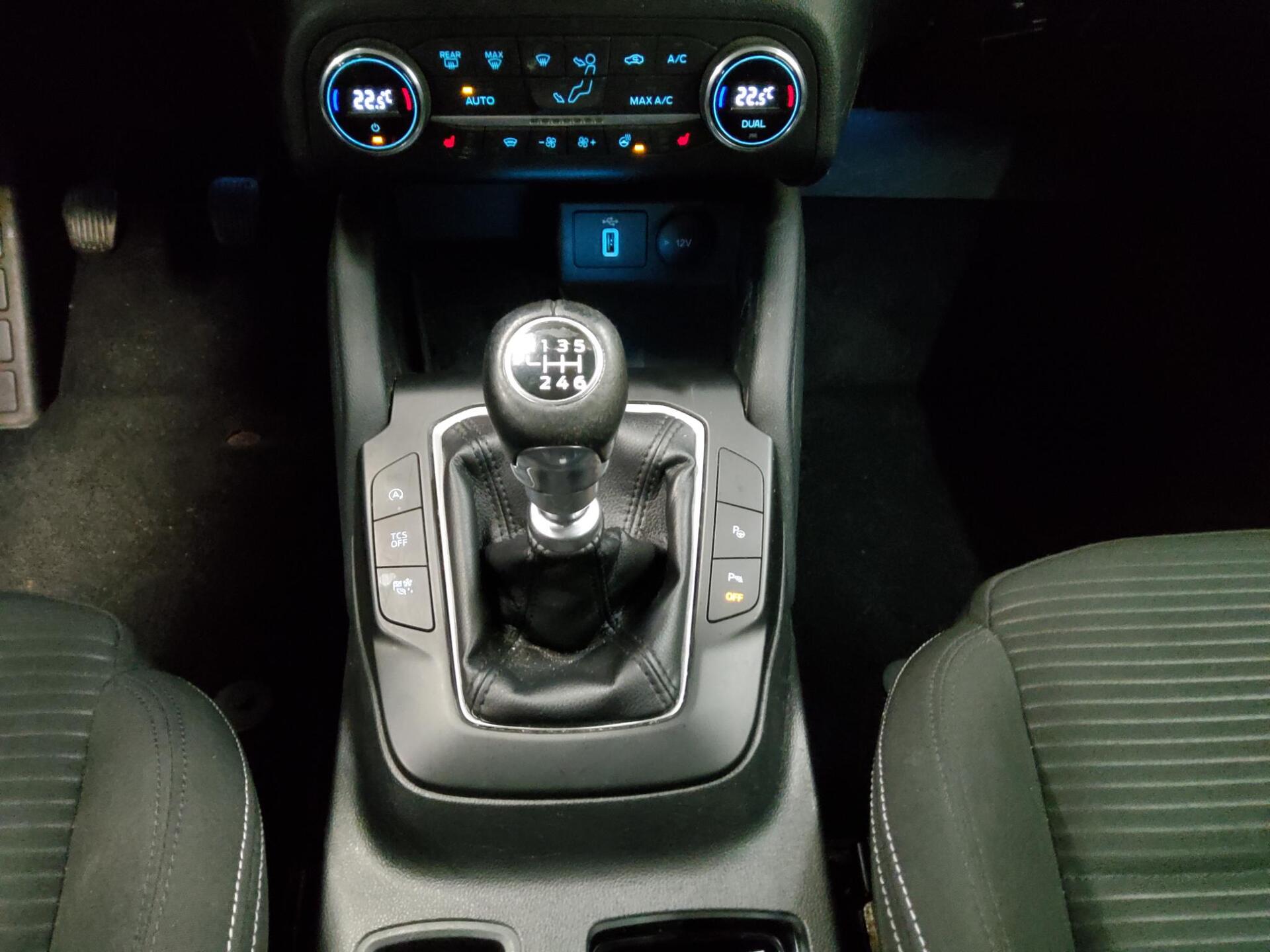 Ford Focus Turnier 1.5 EB Titanium Navi RFK LED 6