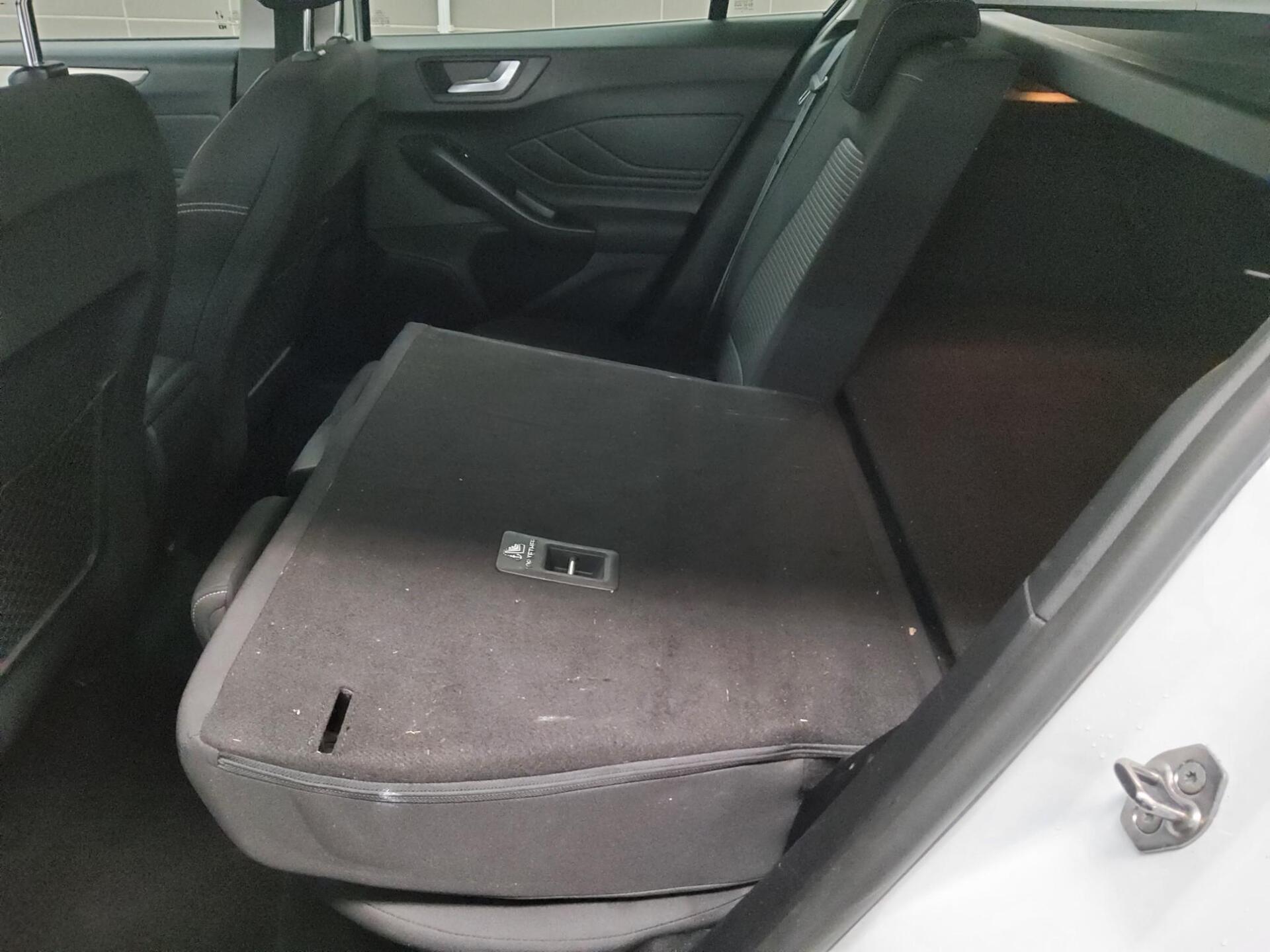 Ford Focus Turnier 1.5 EB Titanium Navi RFK LED 12