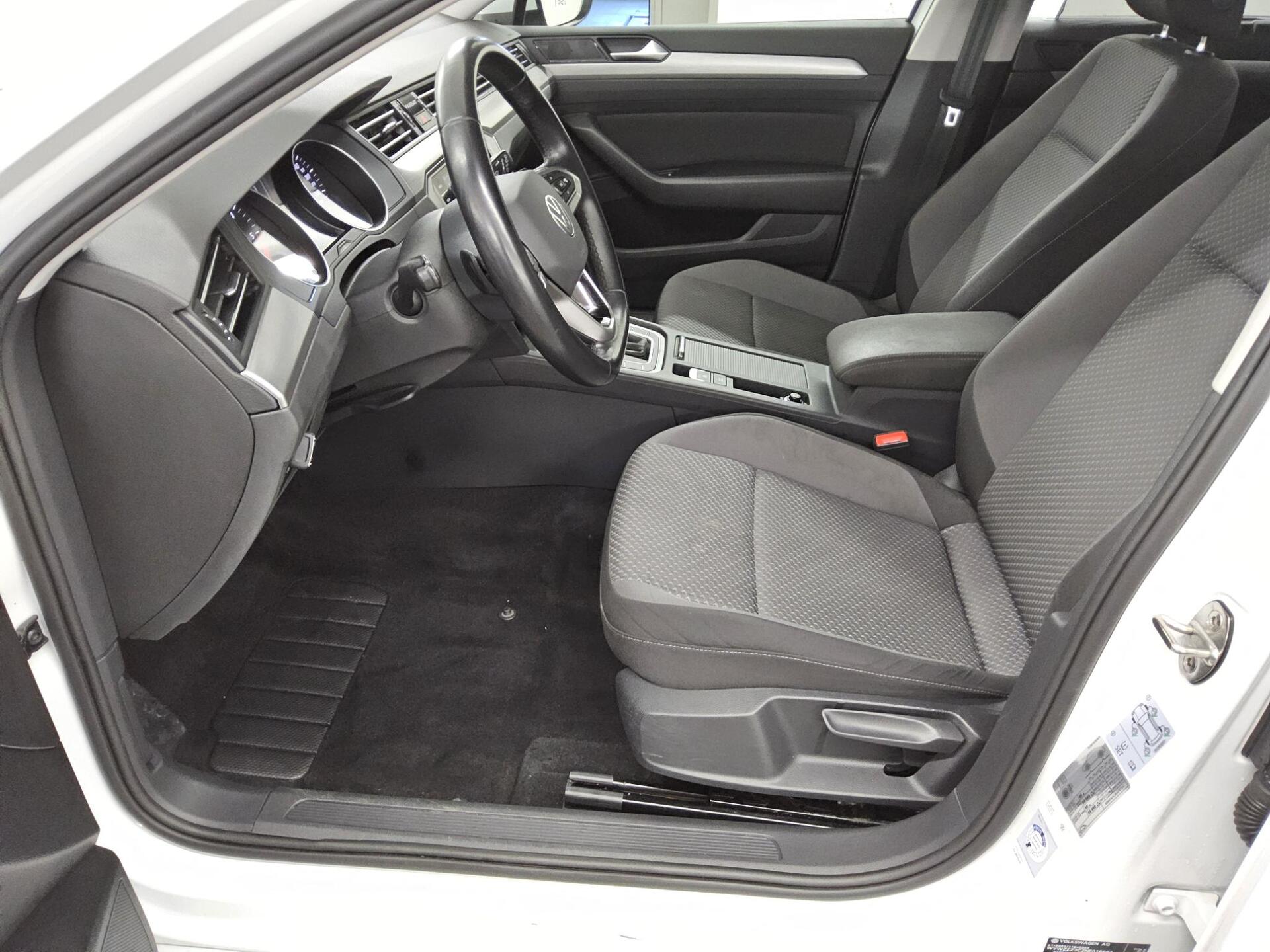 Volkswagen Passat Var. 2.0 TDI Navi LED RfK AHK PDC Shz 8