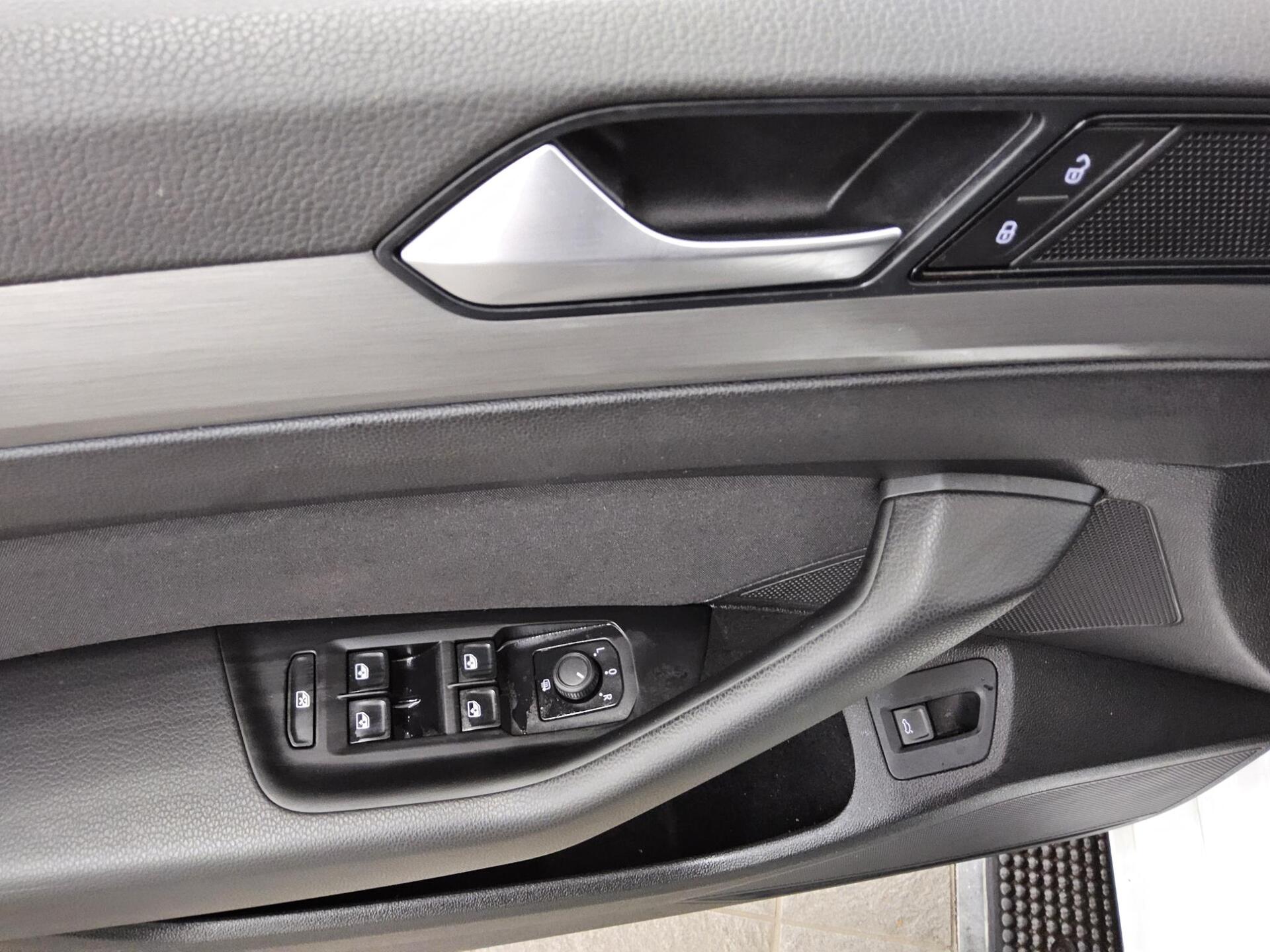 Volkswagen Passat Var. 2.0 TDI Navi LED RfK AHK PDC Shz 9