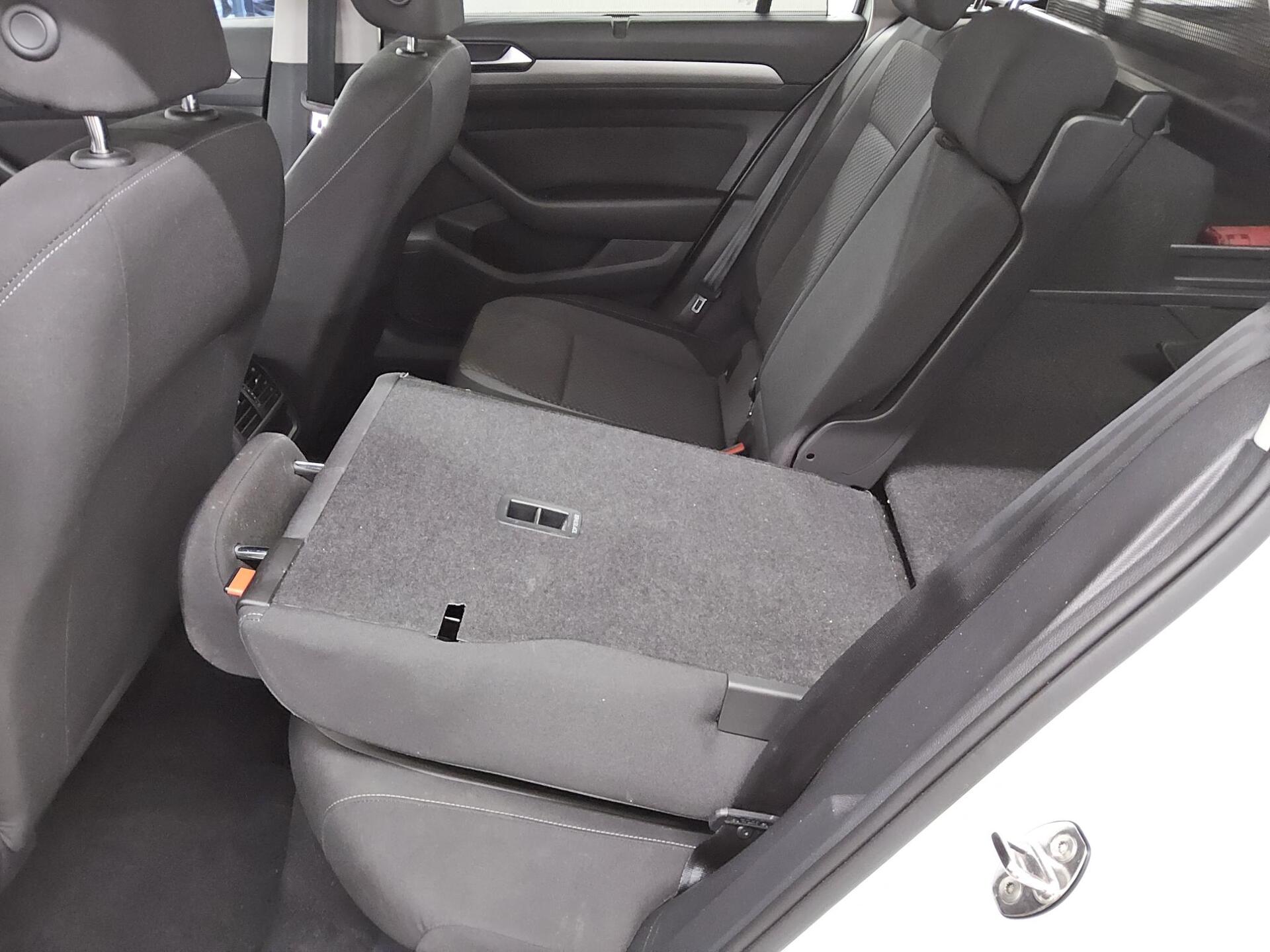 Volkswagen Passat Var. 2.0 TDI Navi LED RfK AHK PDC Shz 12