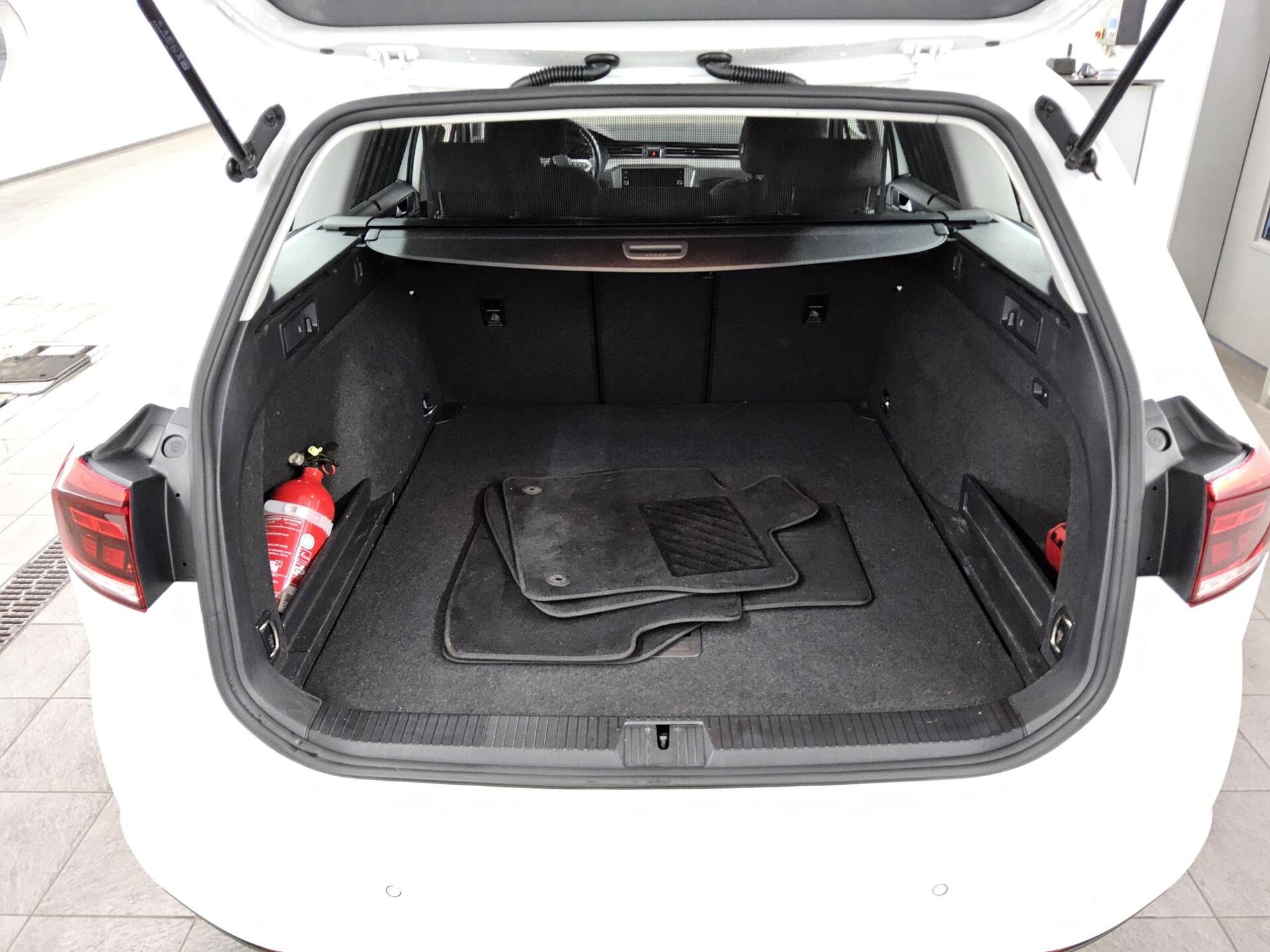 Volkswagen Passat Var. 2.0 TDI Navi LED RfK AHK PDC Shz 11