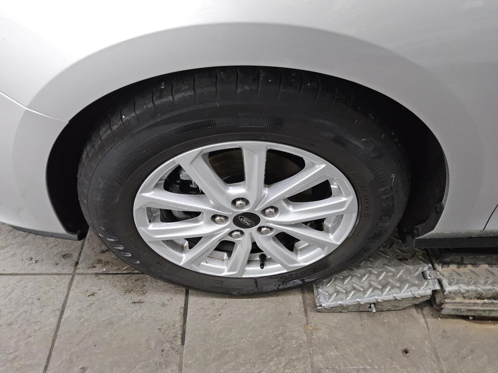 Ford Focus Turnier 1.5 EB Cool&Connect Navi LED RFK 10