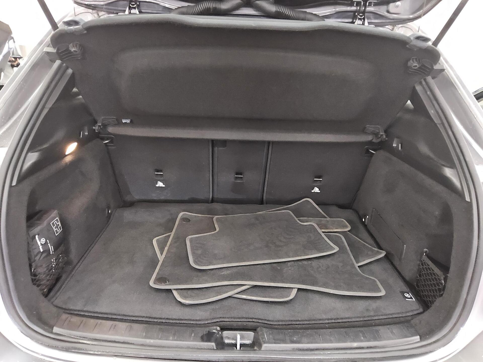 Mercedes-Benz GLA 180 d Style Navi LED RfK Shz PDC Tempomat 12