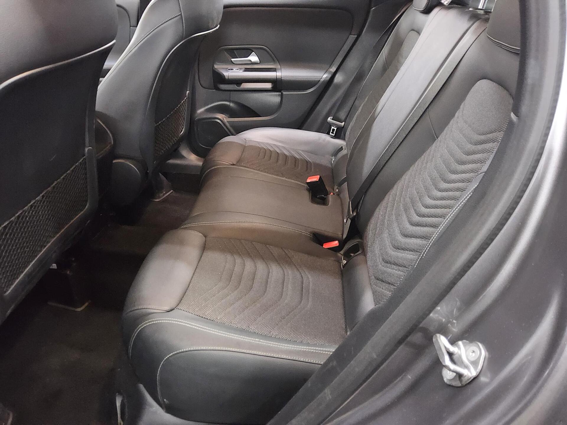 Mercedes-Benz GLA 180 d Style Navi LED RfK Shz PDC Tempomat 13