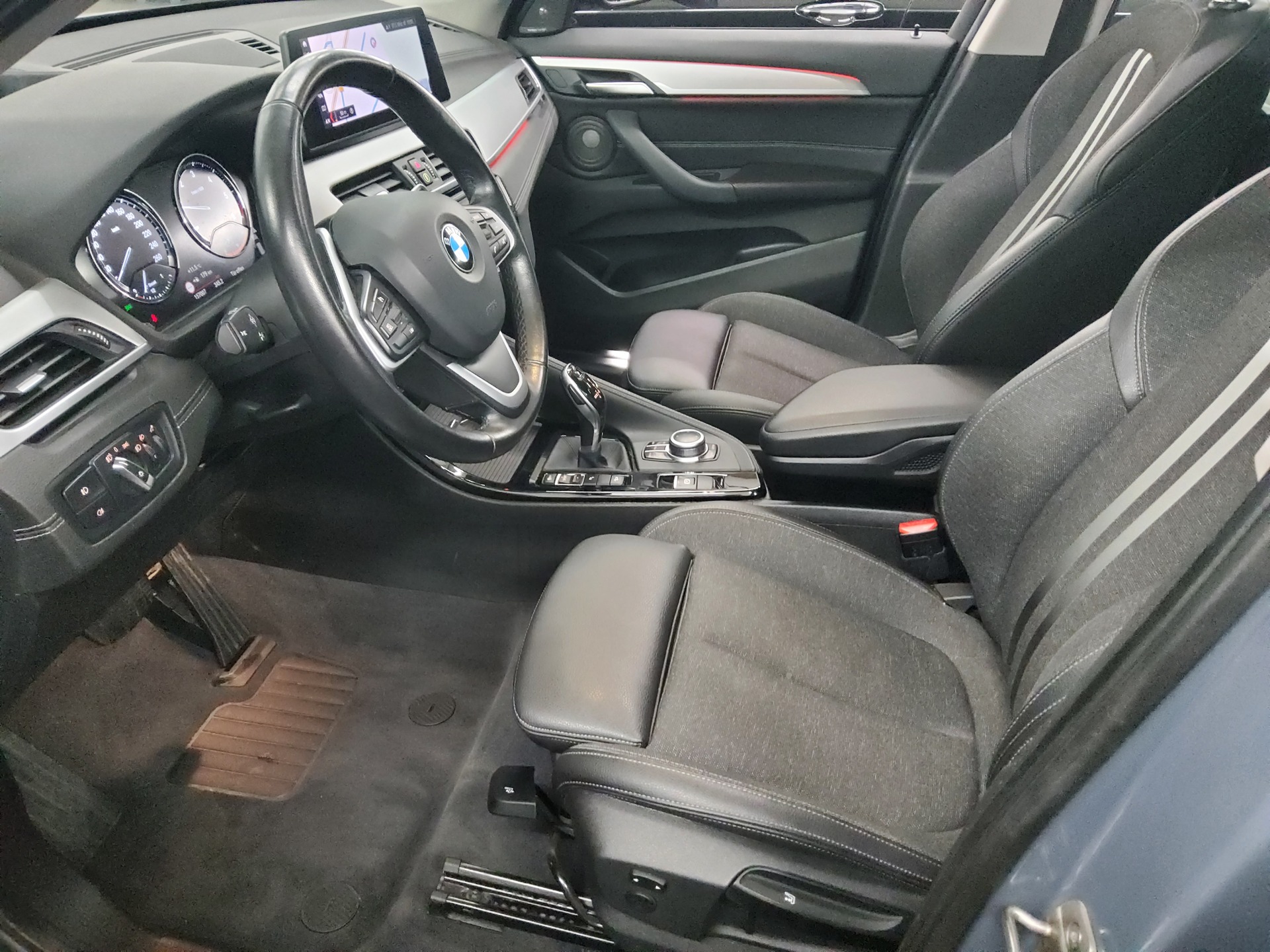 BMW X1 xDrive20d Sport-Line Nav Pano HuD H-K LED AHK 8