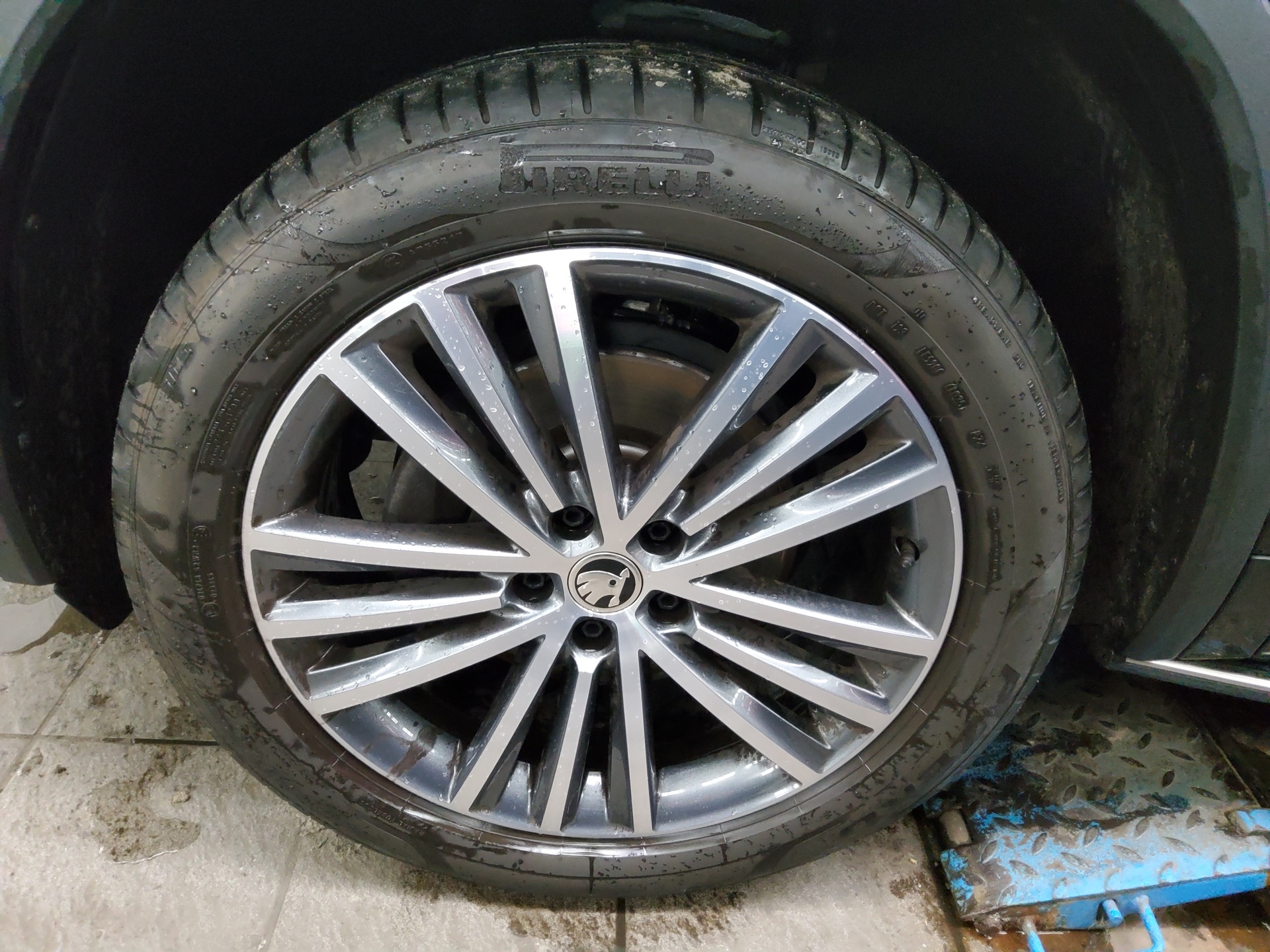 Skoda Kodiaq 2.0 TDI L&K Leder Navi LED vc Pano 360° 11