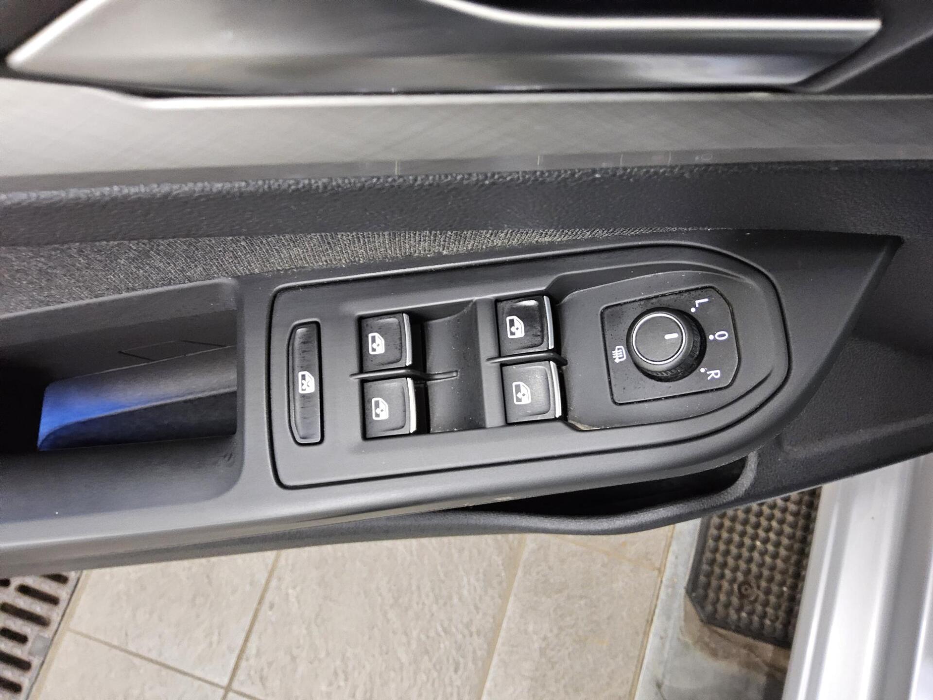 Volkswagen Golf-8 Var. 2.0 TDI Life Navi LED AID ACC DAB+ 10