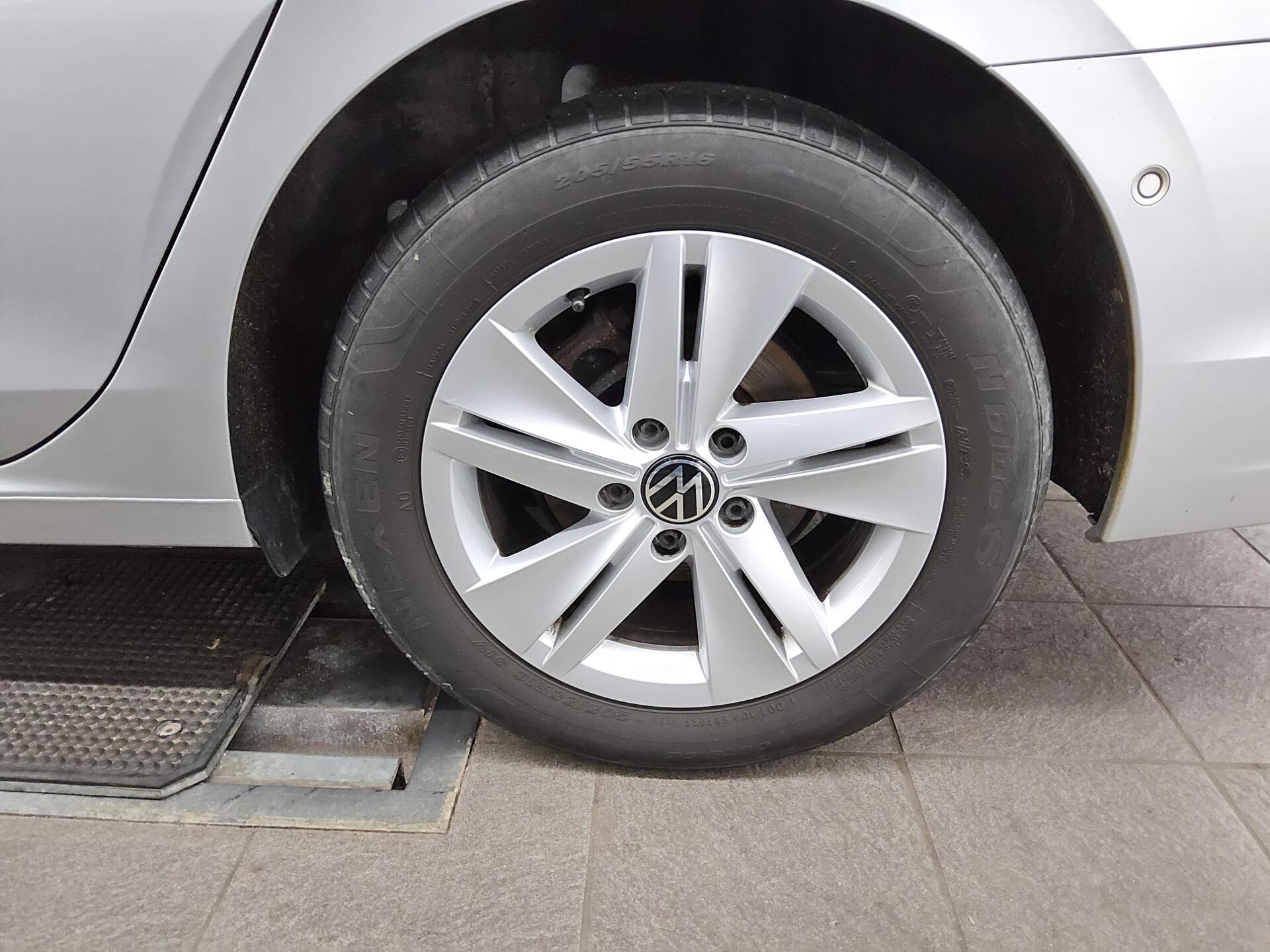 Volkswagen Golf-8 Var. 2.0 TDI Life Navi LED AID ACC DAB+ 11