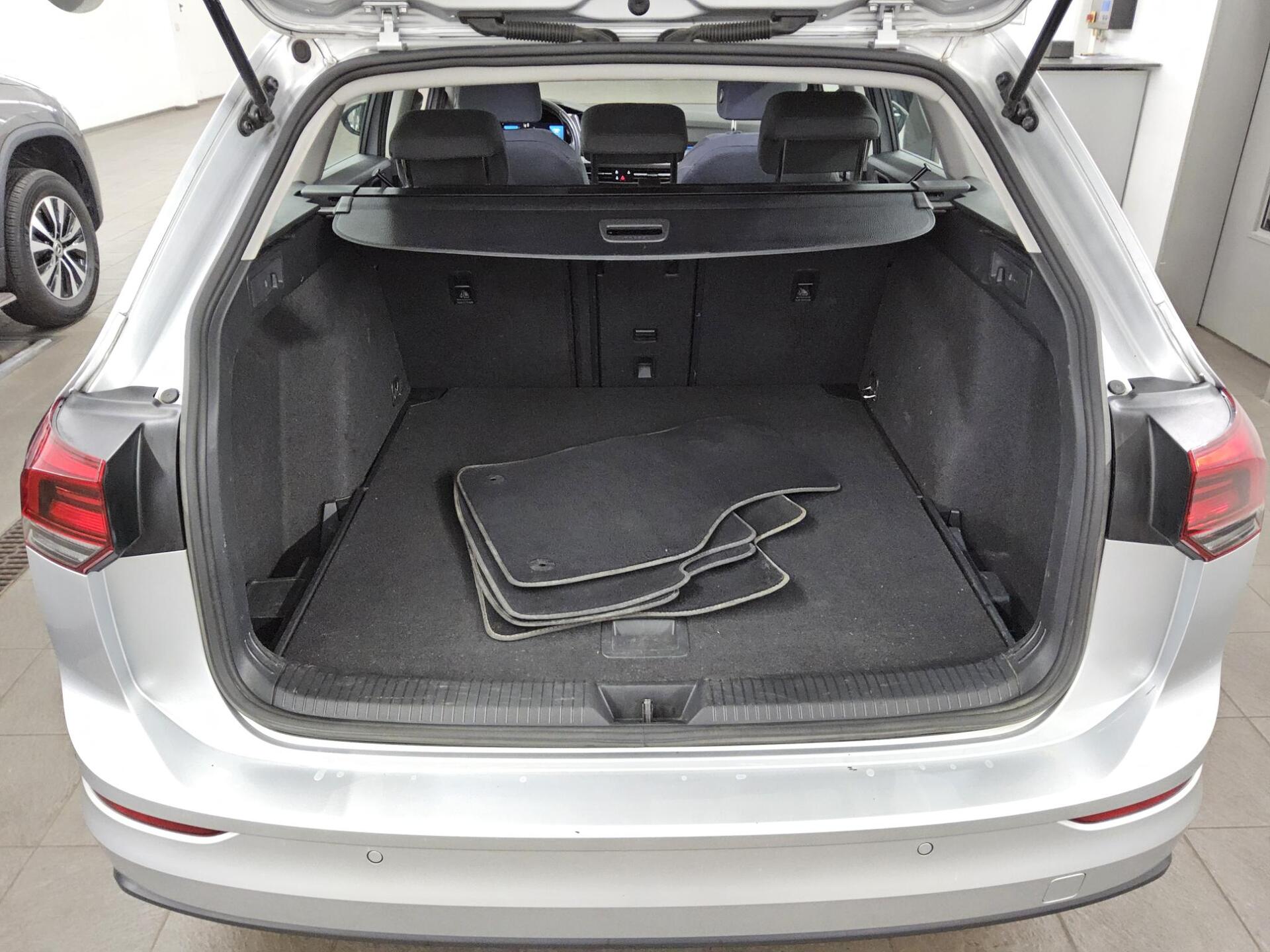 Volkswagen Golf-8 Var. 2.0 TDI Life Navi LED AID ACC DAB+ 12