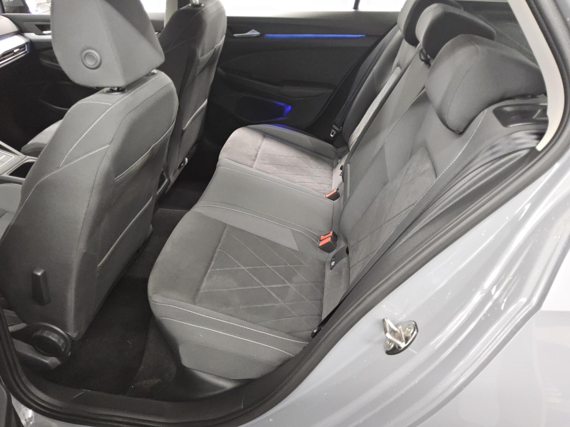 Volkswagen Golf-8 2.0 TDI Life LED Kamera AHK AID PDC 13