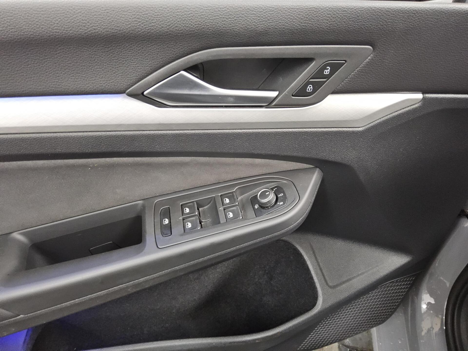 Volkswagen Golf-8 2.0 TDI Life LED Kamera AHK AID PDC 10