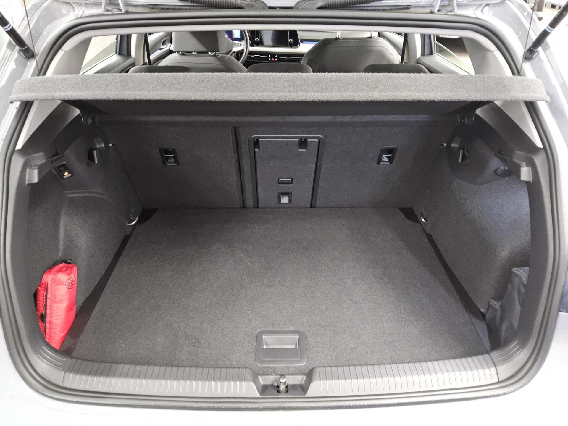 Volkswagen Golf-8 2.0 TDI Life LED Kamera AHK AID PDC 12