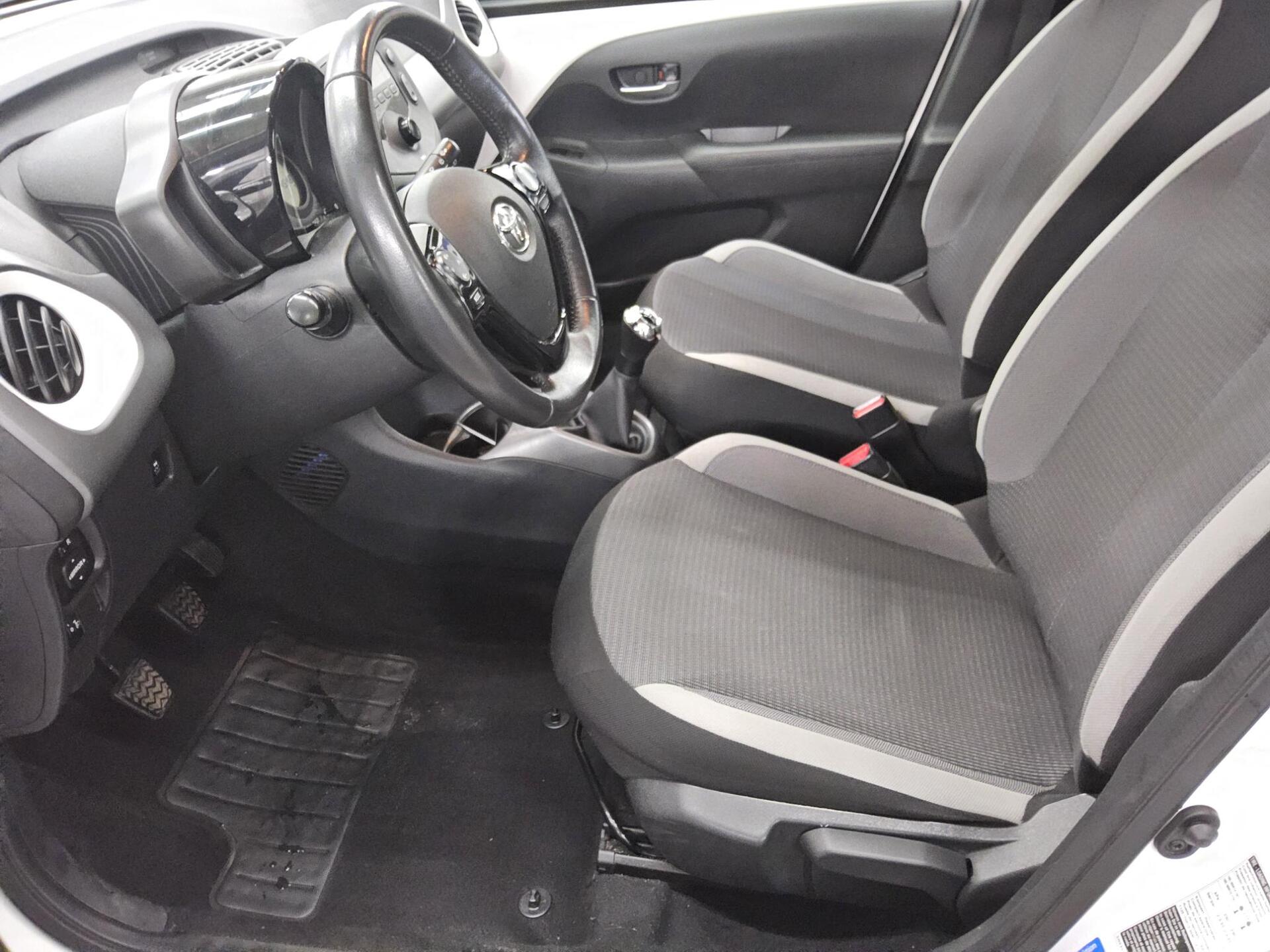 Toyota Aygo 1.0 x-Play 4-Türen Tempomat Shz 8