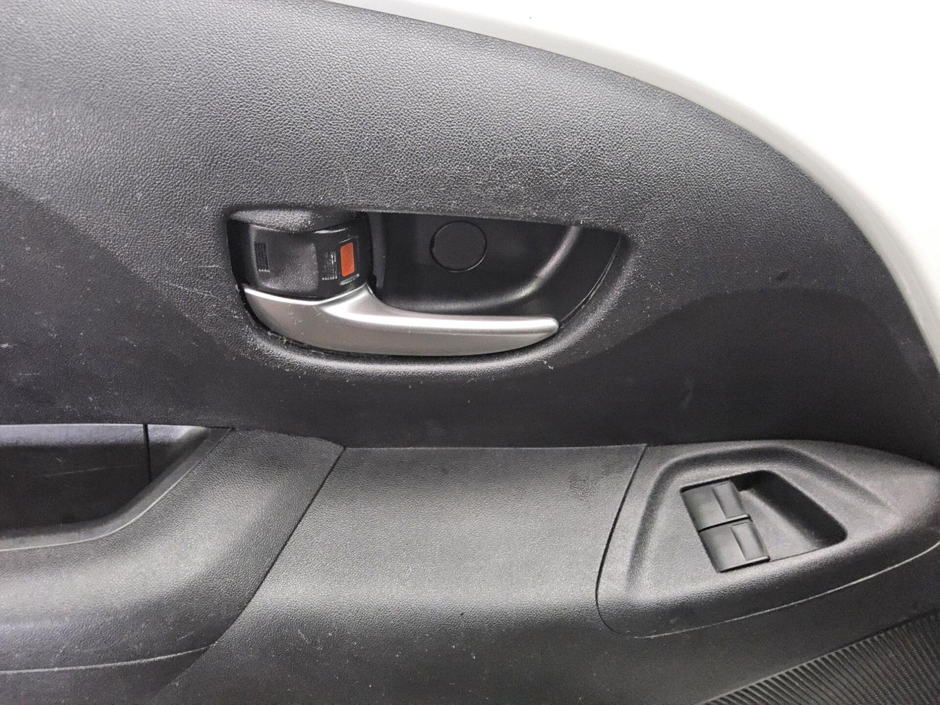 Toyota Aygo 1.0 x-Play 4-Türen Tempomat Shz 9