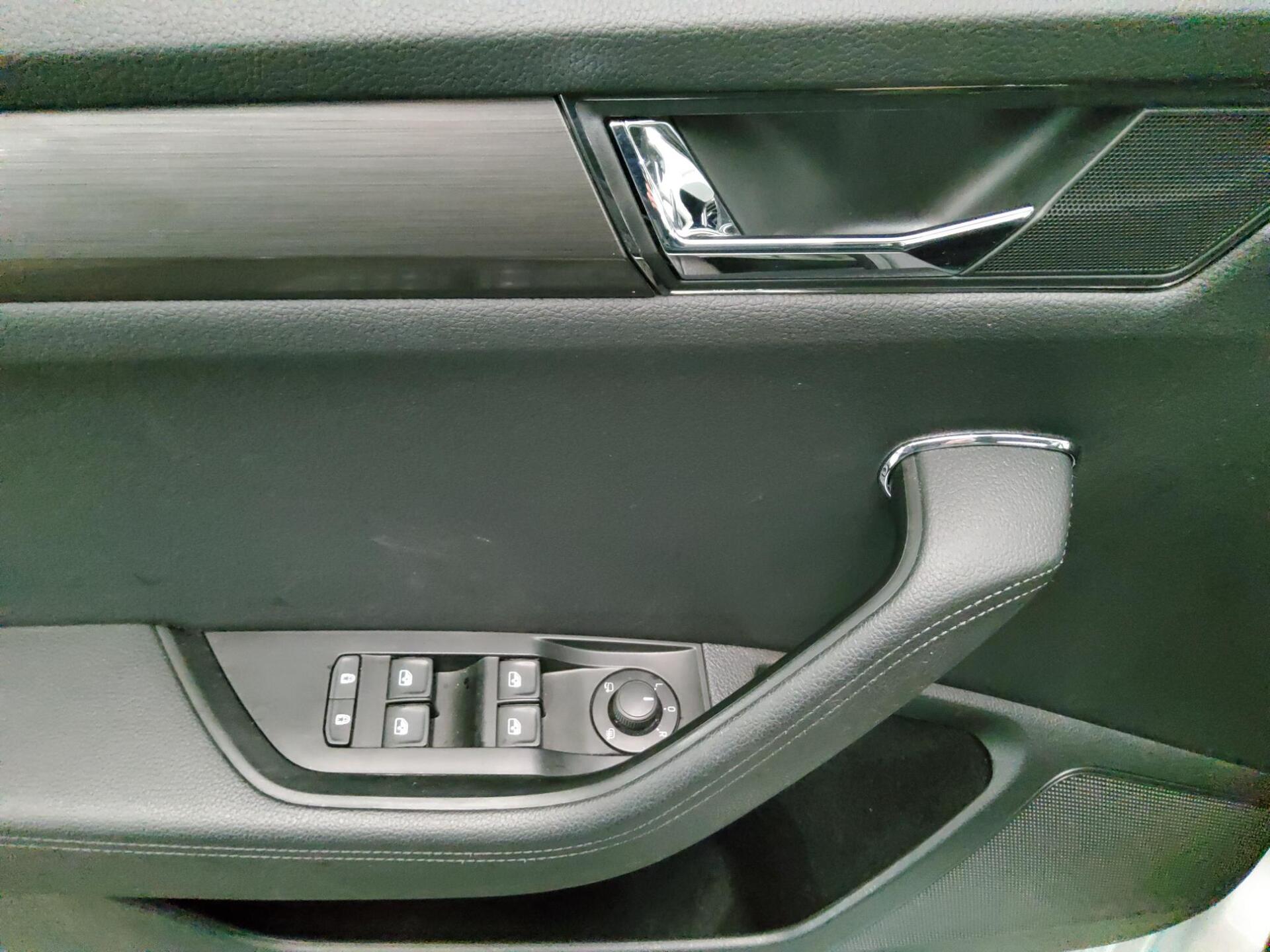 Skoda Superb Kombi 2.0 TDI Style Leder Navi vc LED RFK 10