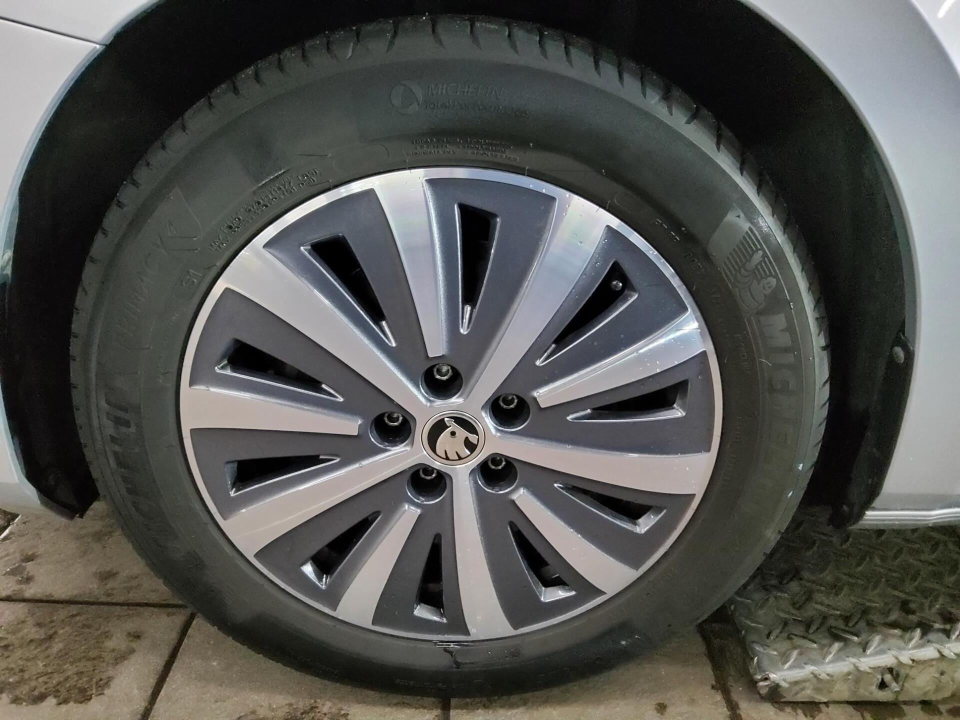 Skoda Superb Kombi 2.0 TDI Style Leder Navi vc LED RFK 11