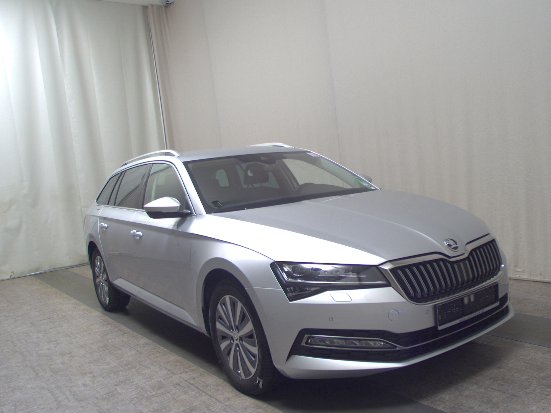 Skoda Superb Kombi 2.0 TDI Style Leder Navi vc LED RFK 3