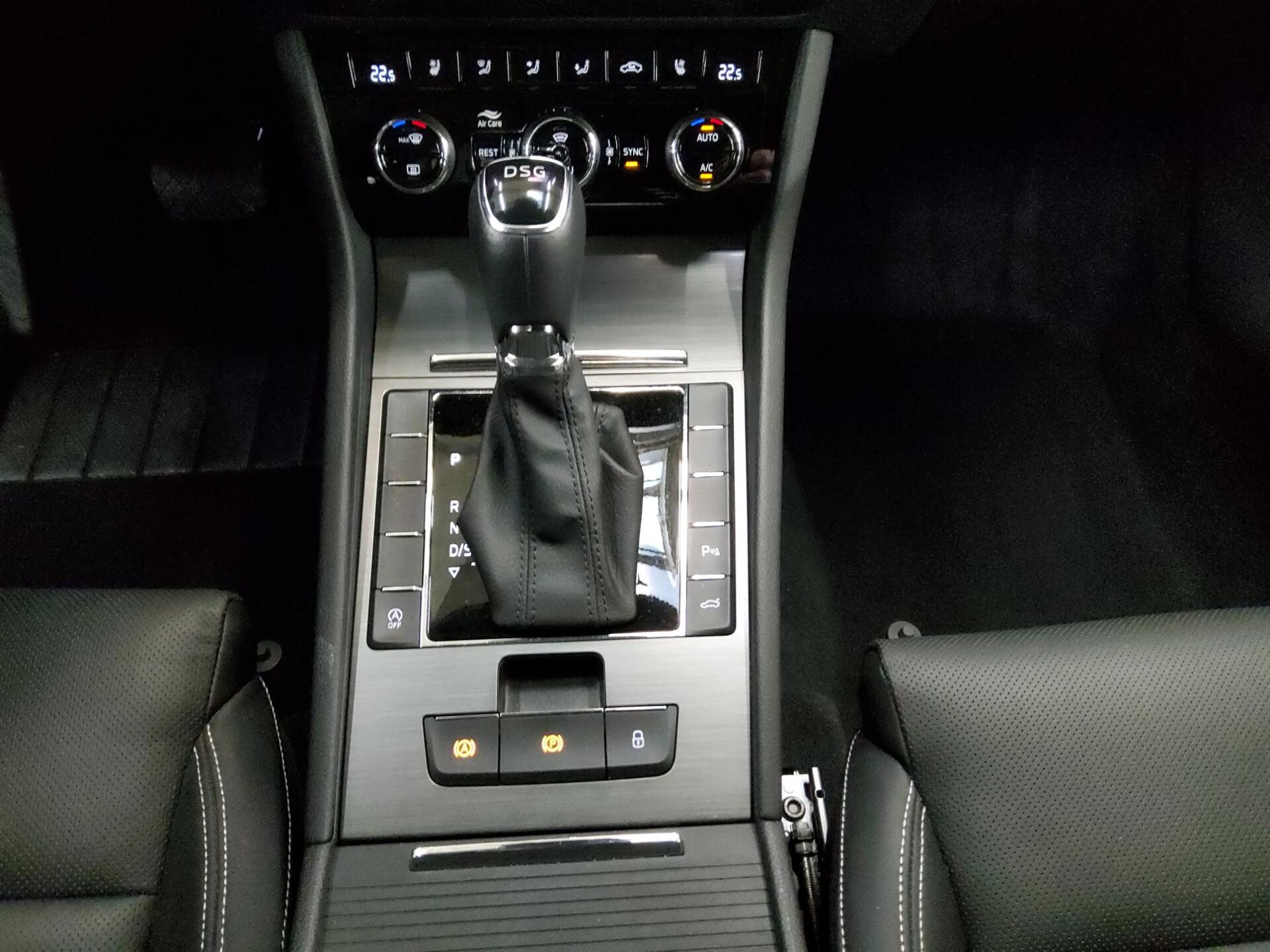 Skoda Superb Kombi 2.0 TDI Style Leder Navi vc LED RFK 6