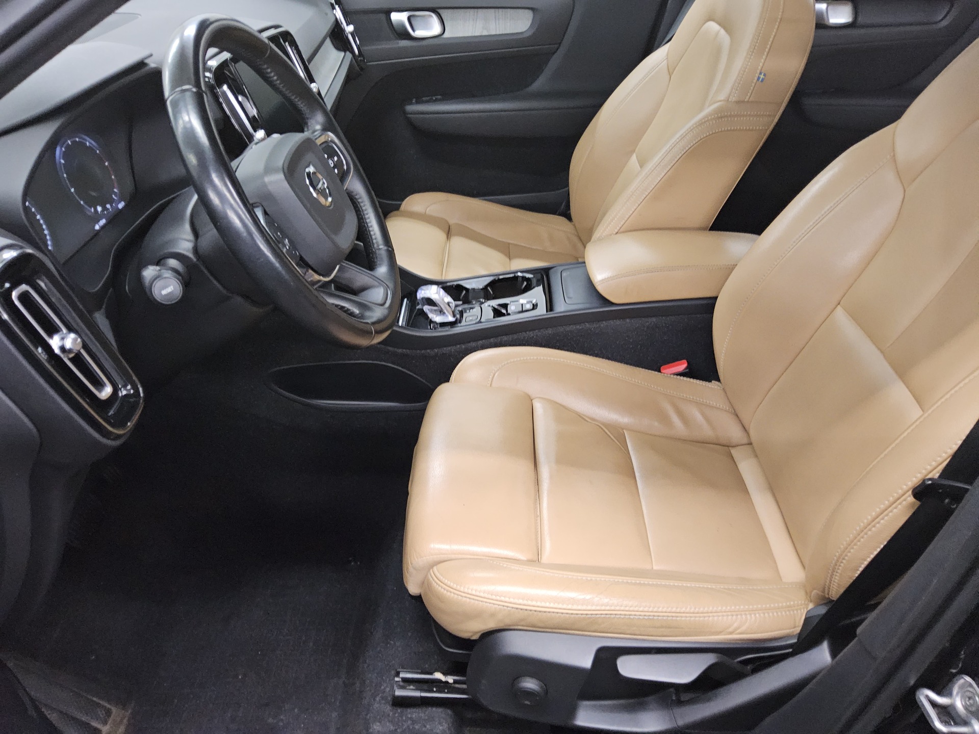 Volvo XC40 D4 AWD Inscription Leder LED AHK RfK 9