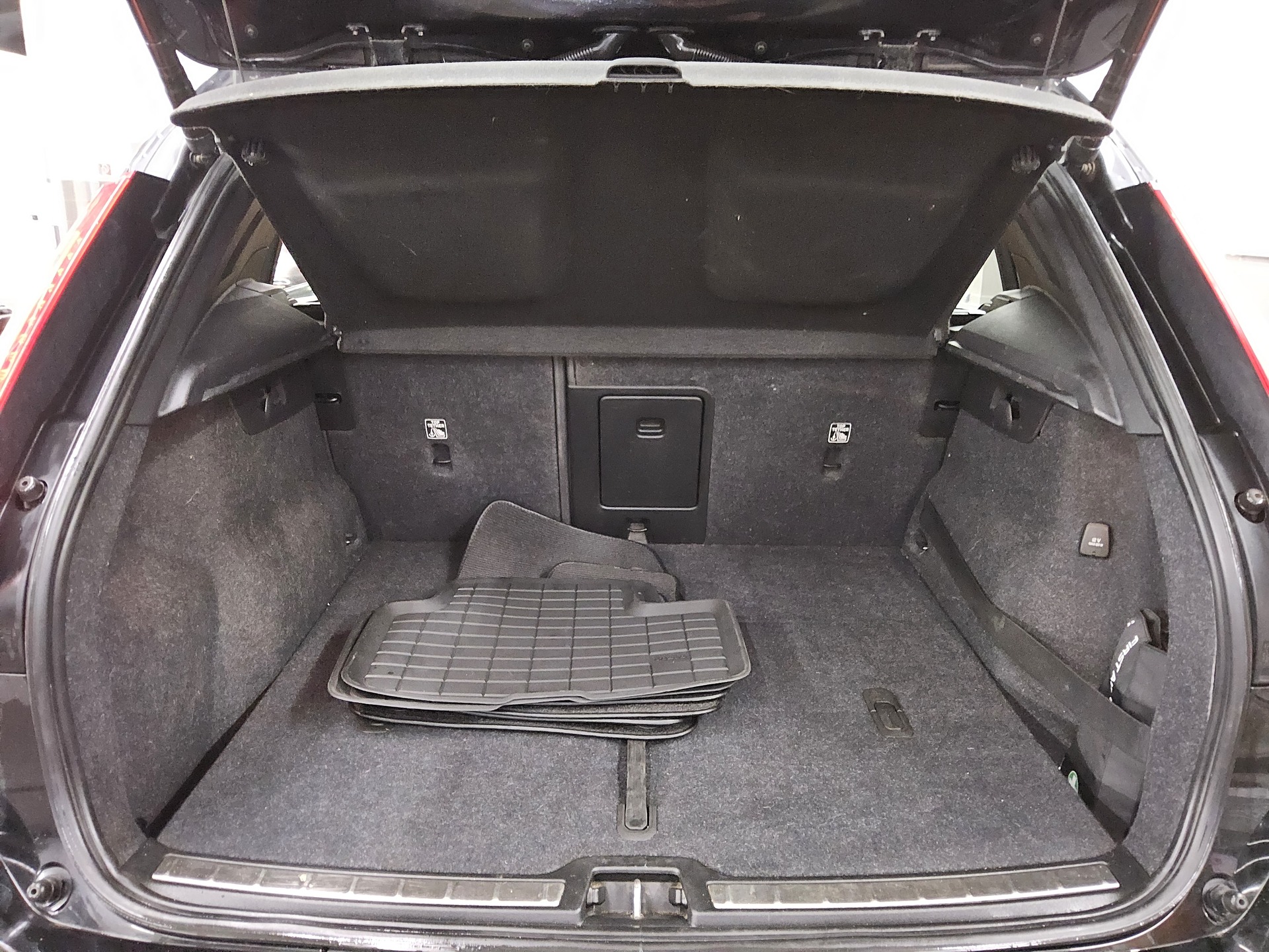 Volvo XC40 D4 AWD Inscription Leder LED AHK RfK 12