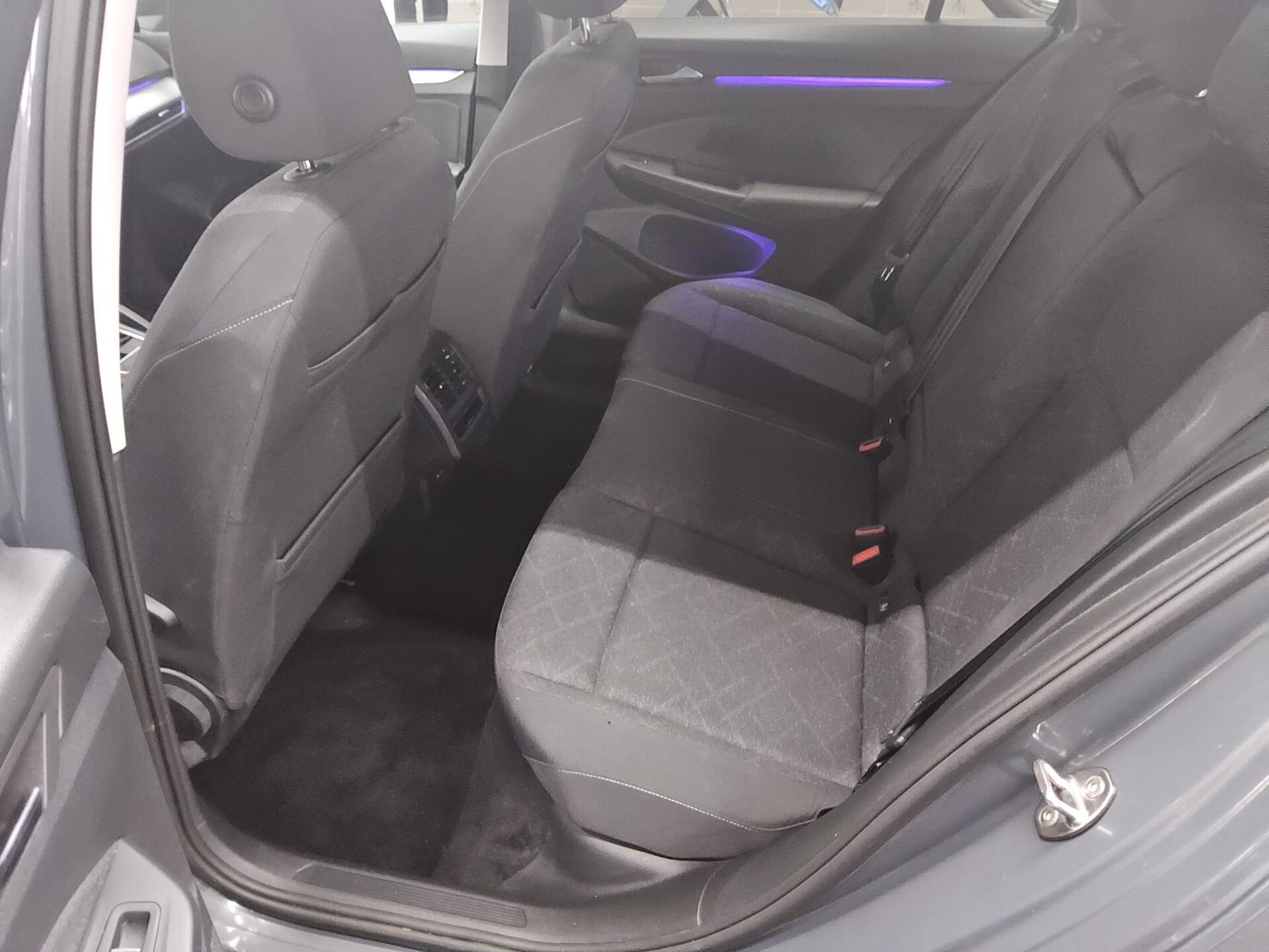 Volkswagen Golf-8 Var. 2.0 TDI Life Navi LED H-K  ACC Shz 13