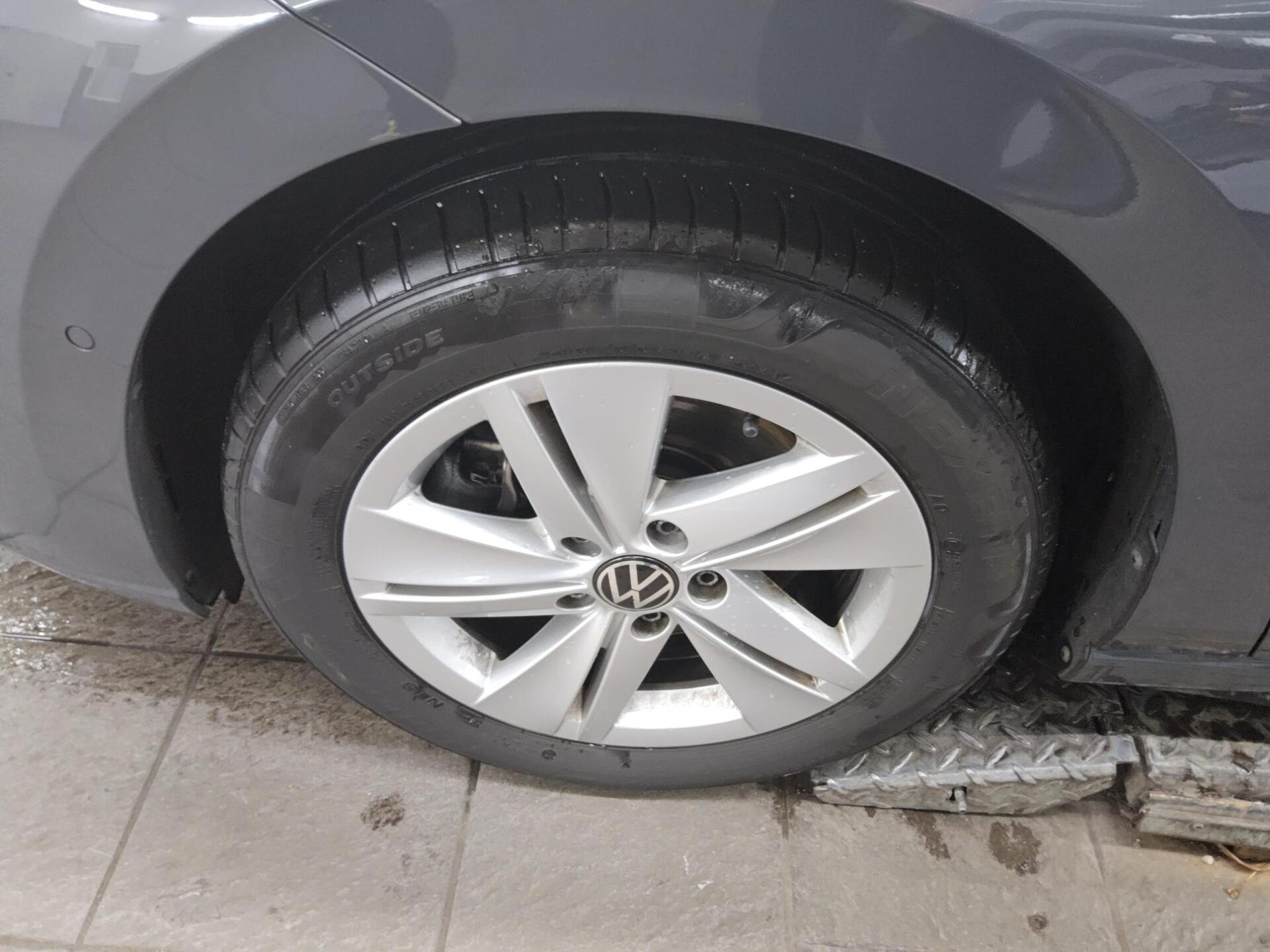 Volkswagen Golf-8 Var. 2.0 TDI Life Navi LED H-K  ACC Shz 11