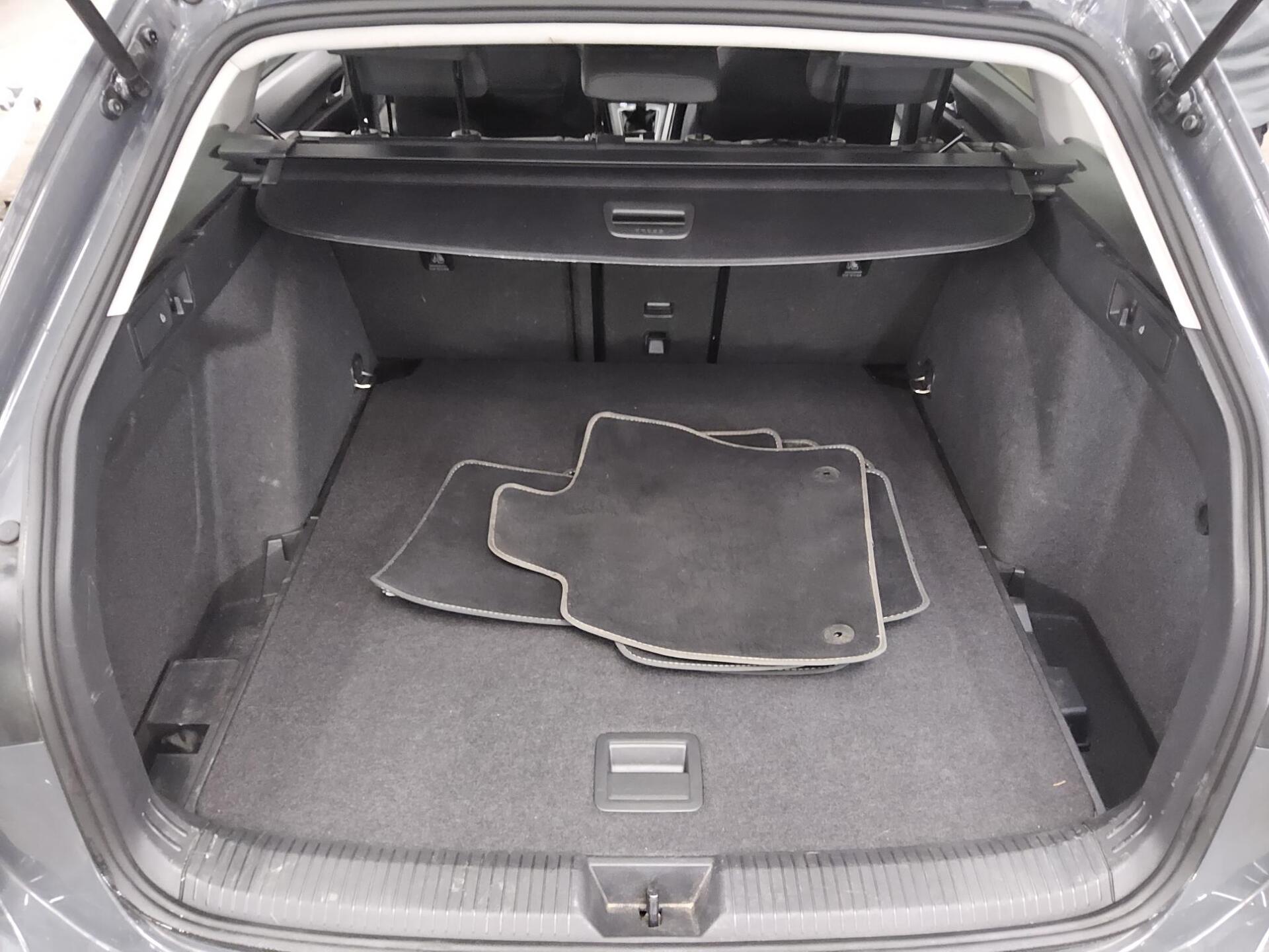 Volkswagen Golf-8 Var. 2.0 TDI Life Navi LED H-K  ACC Shz 12