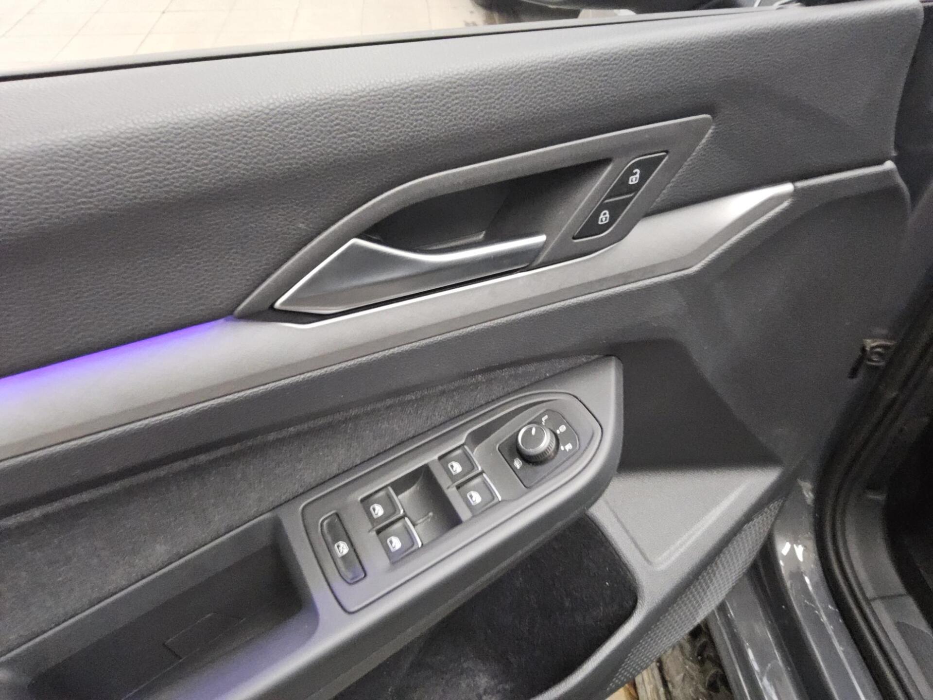 Volkswagen Golf-8 Var. 2.0 TDI Life Navi LED H-K  ACC Shz 10