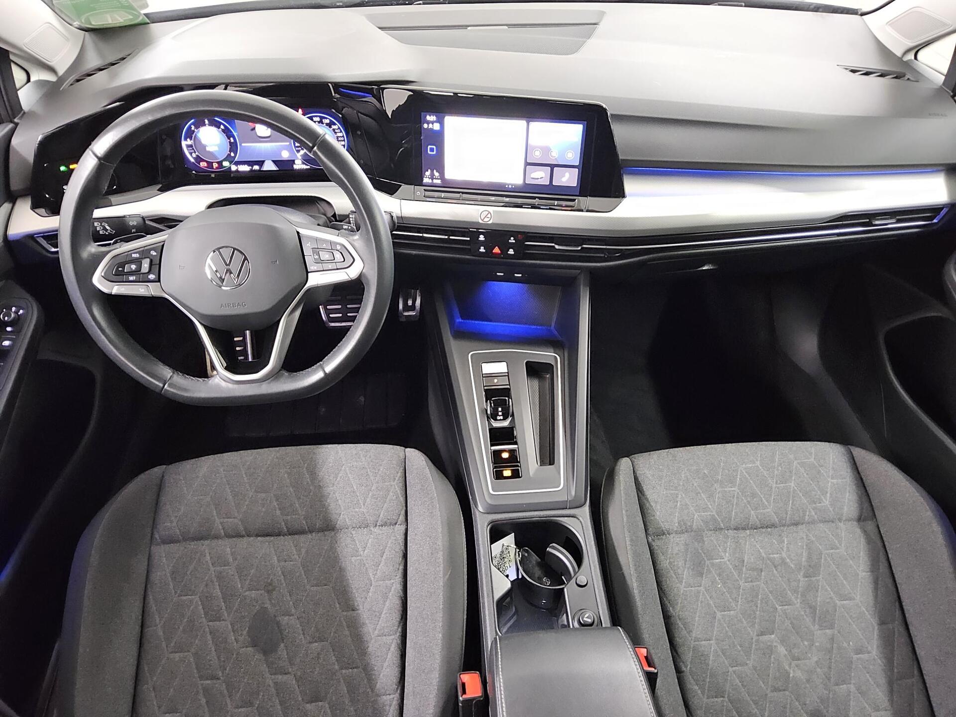 Volkswagen Golf-8 2.0 TDI Move Navi LED RfK AHK ACC PDC Shz 5