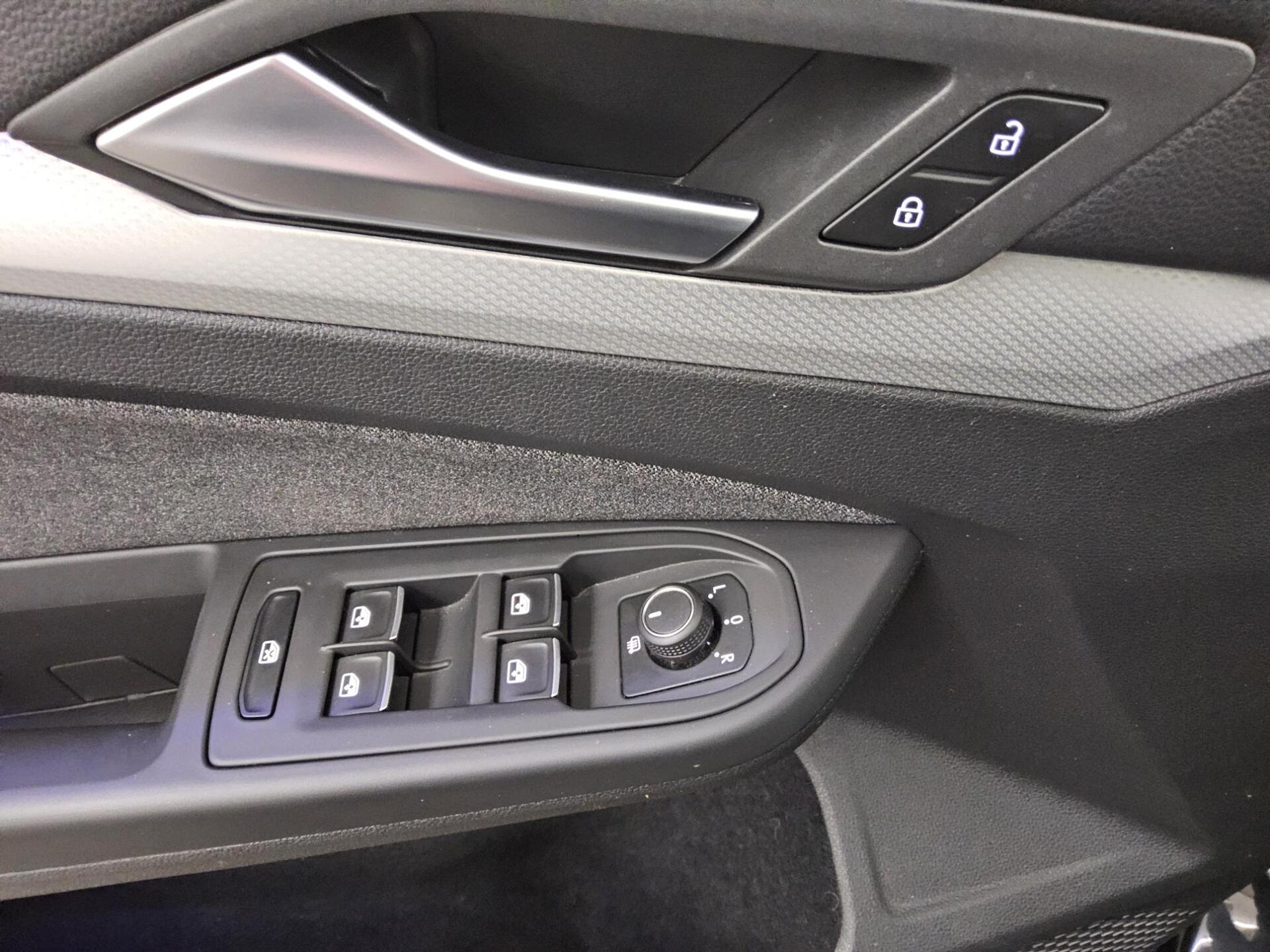 Volkswagen Golf-8 2.0 TDI Move Navi LED RfK AHK ACC PDC Shz 10