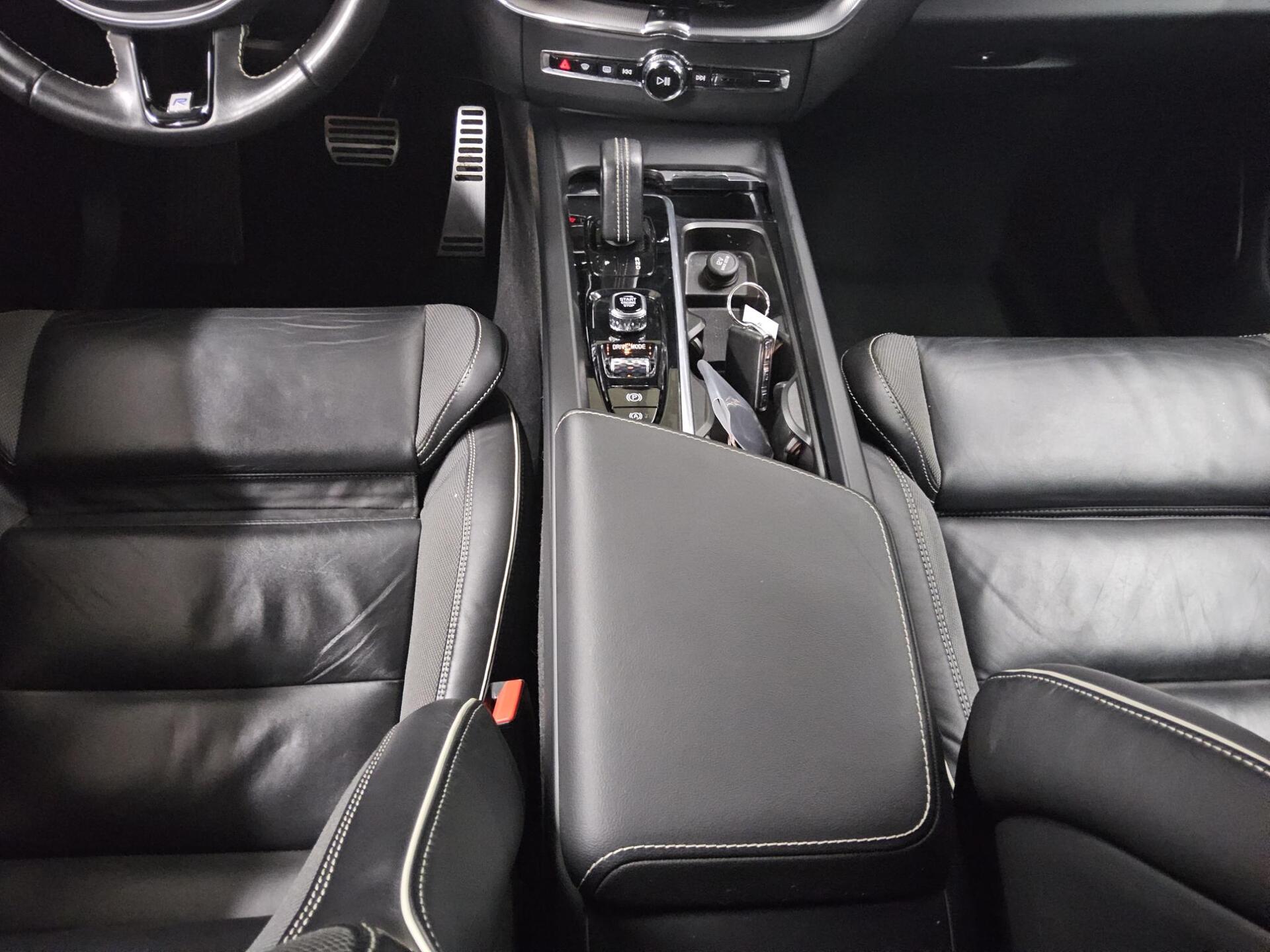 Volvo XC60 B4 D AWD R-Design Navi LED RfK AHK PDC Shz 6