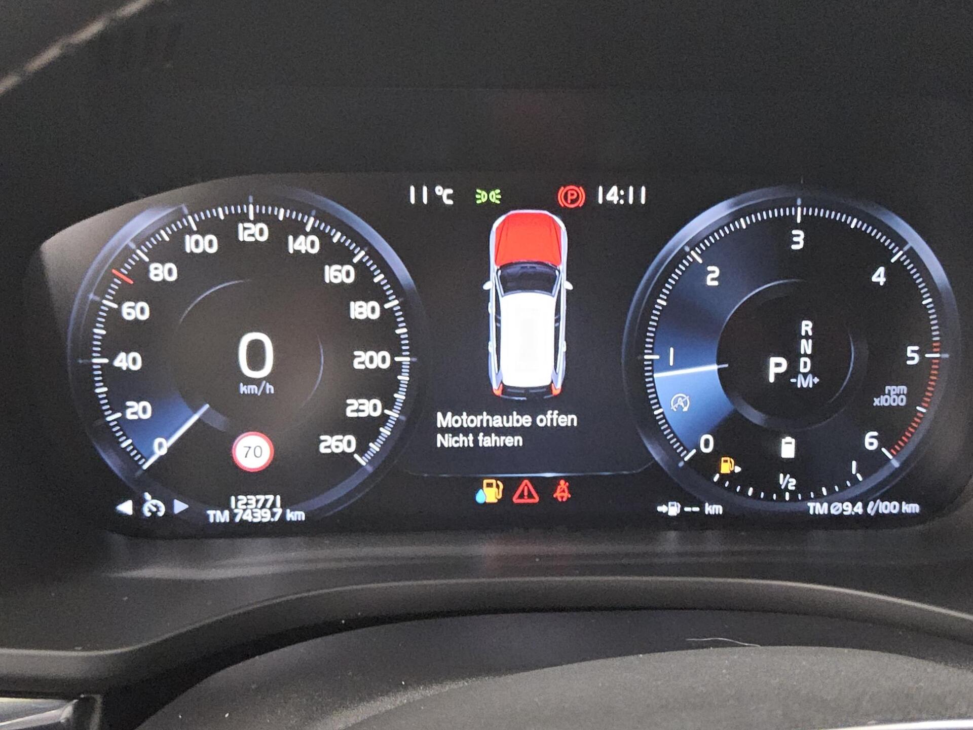 Volvo XC60 B4 D AWD R-Design Navi LED RfK AHK PDC Shz 8