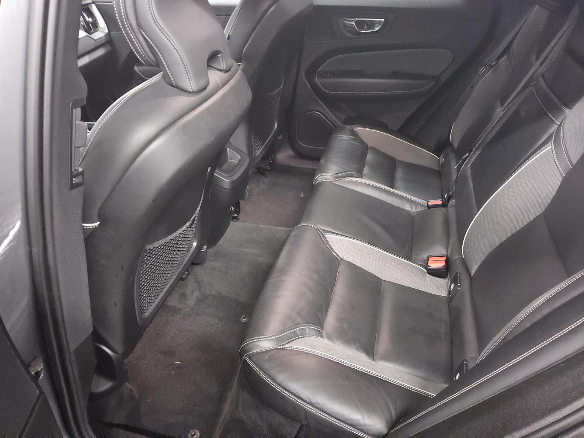 Volvo XC60 B4 D AWD R-Design Navi LED RfK AHK PDC Shz 13