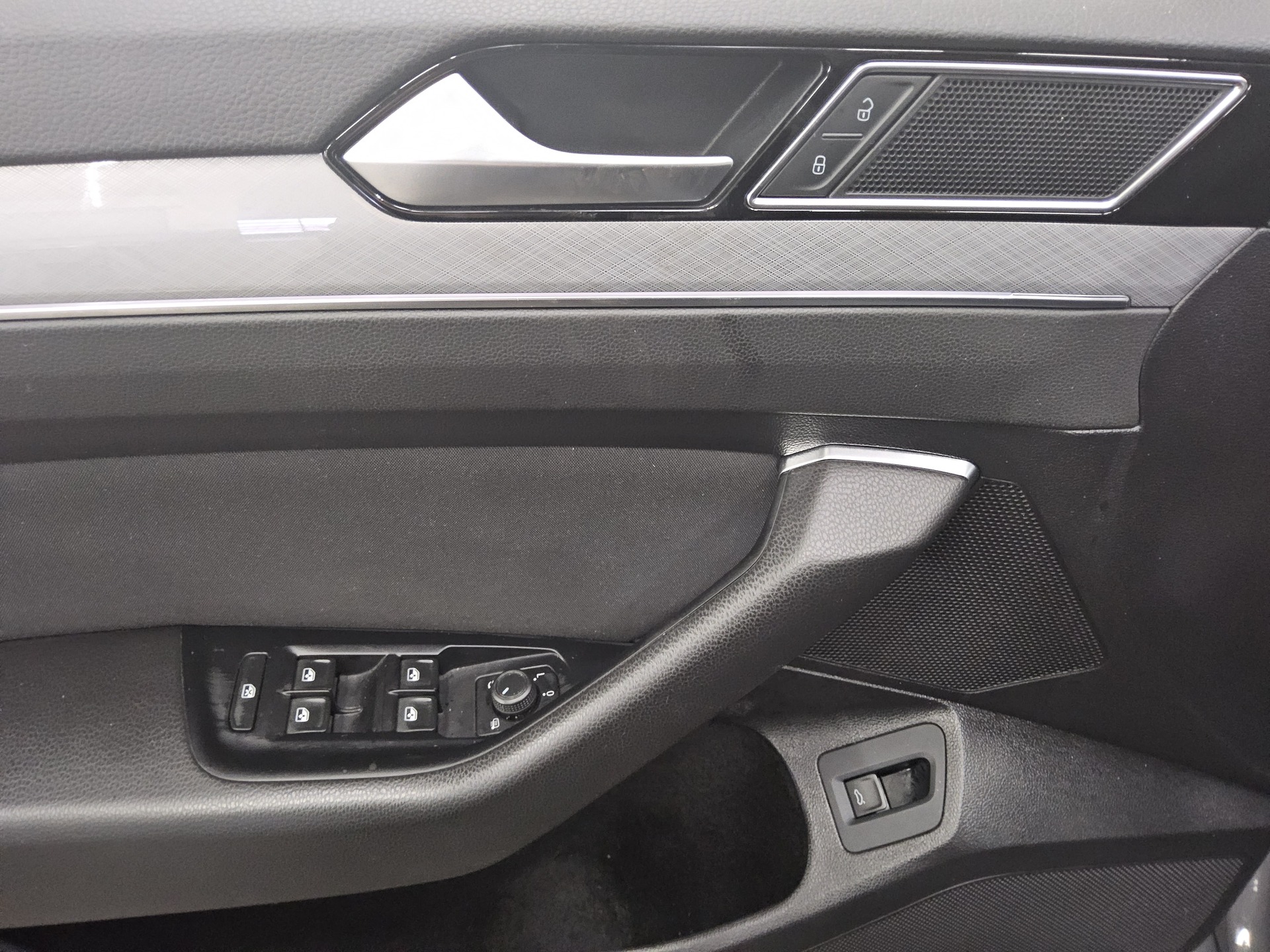 Volkswagen Passat Var. 2.0 TDI Business Navi DC RfK LED ACC 10