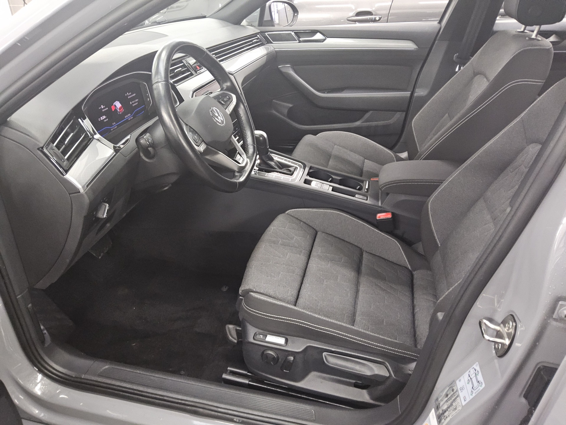 Volkswagen Passat Var. 2.0 TDI Business Navi DC RfK LED ACC 9