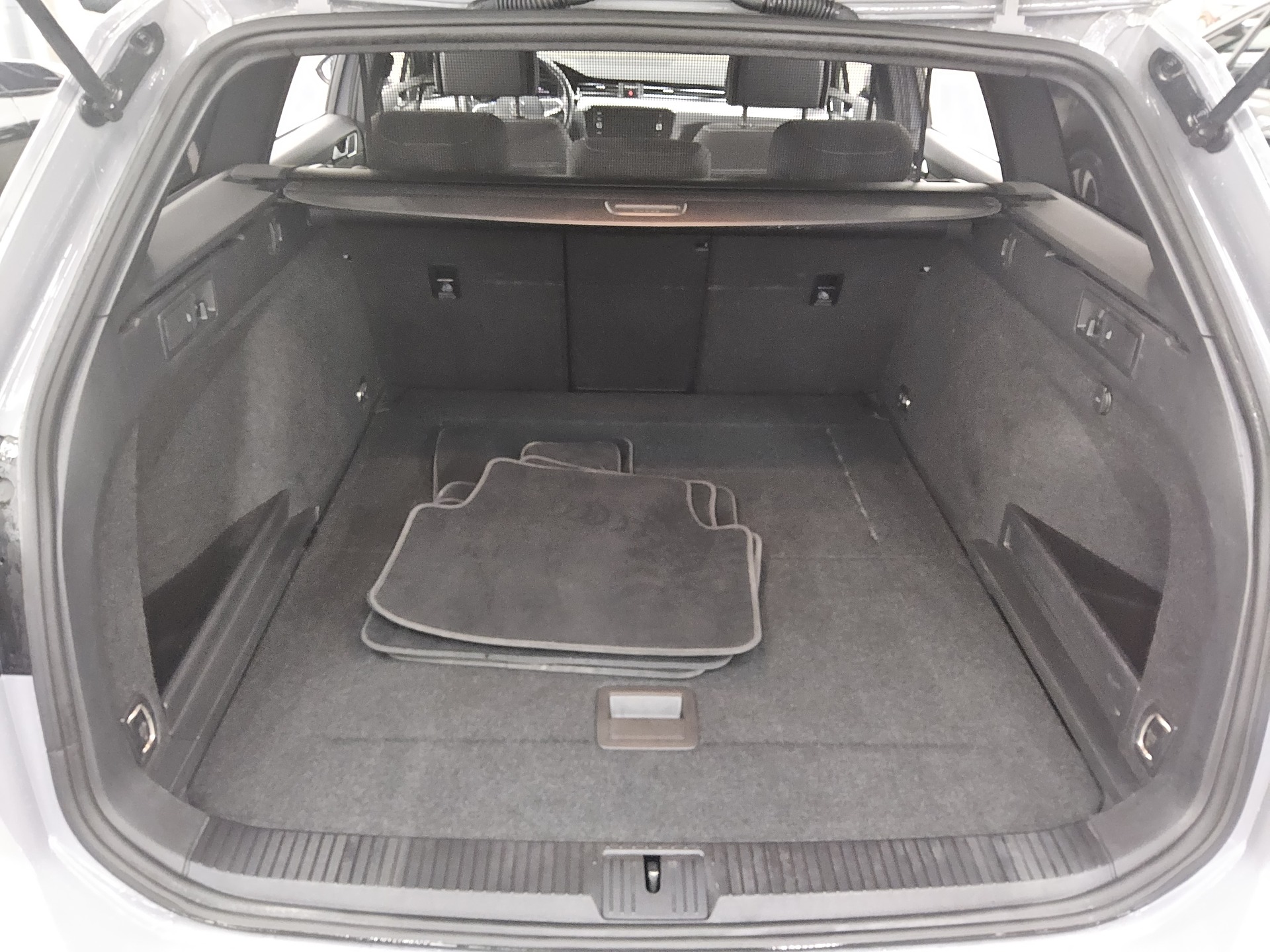 Volkswagen Passat Var. 2.0 TDI Business Navi DC RfK LED ACC 12