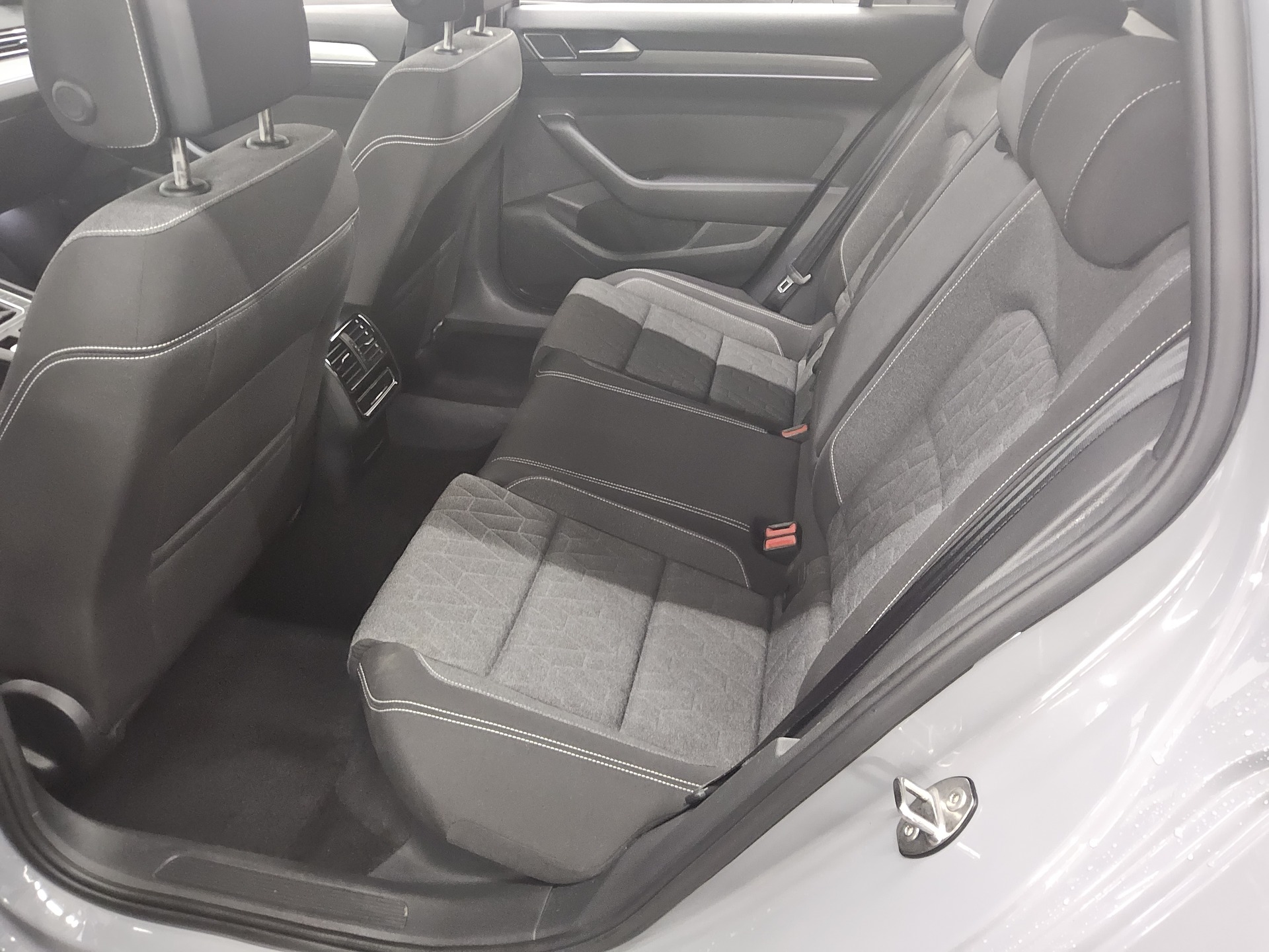 Volkswagen Passat Var. 2.0 TDI Business Navi DC RfK LED ACC 13