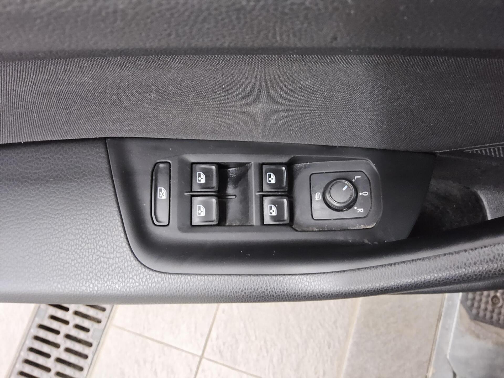 Volkswagen Passat Var. 2.0 TDI Business Navi LED PDC ACC 9