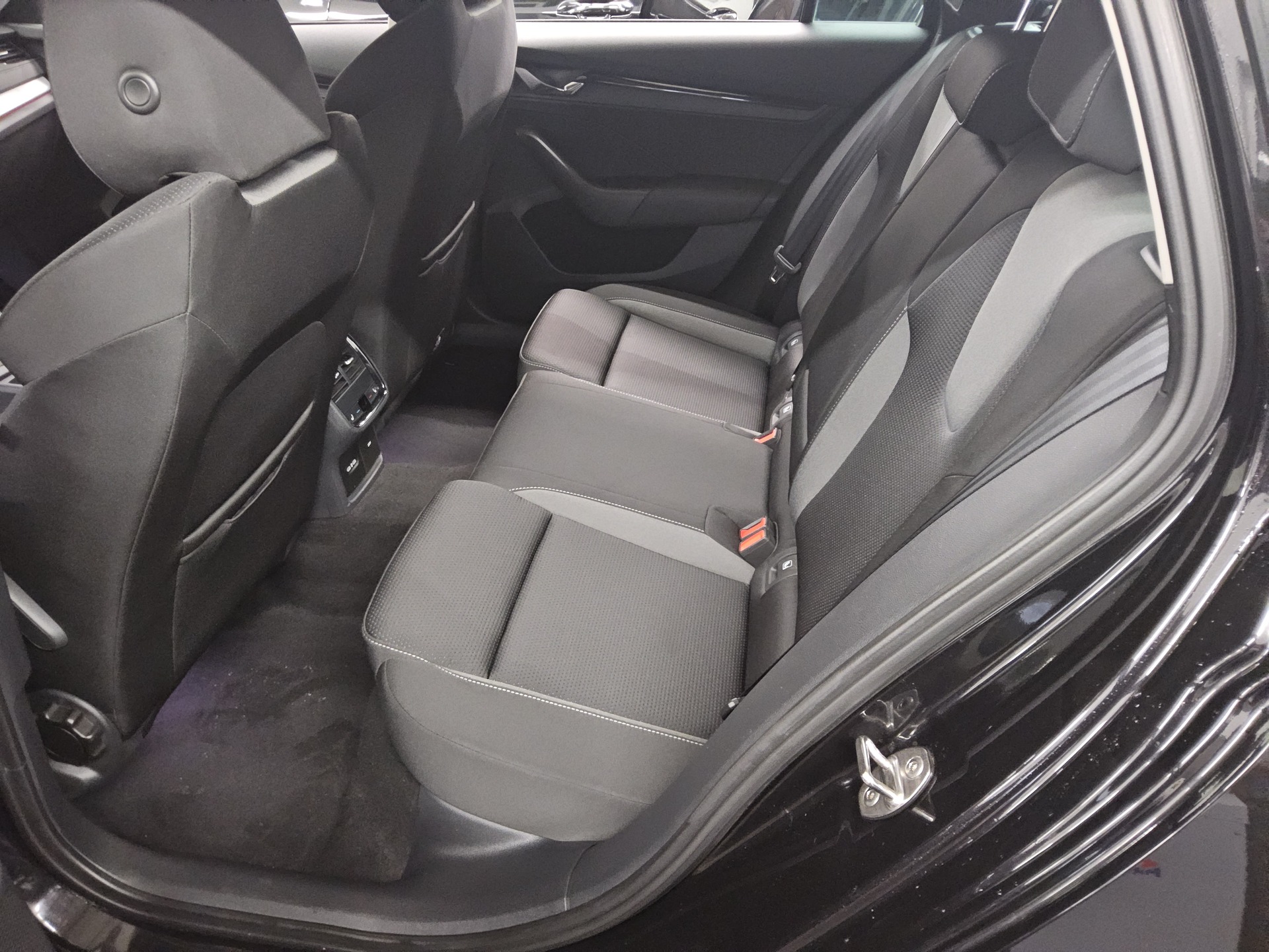 Skoda Octavia Kombi 2.0 TDI Ambition Navi LED AHK ACC 13