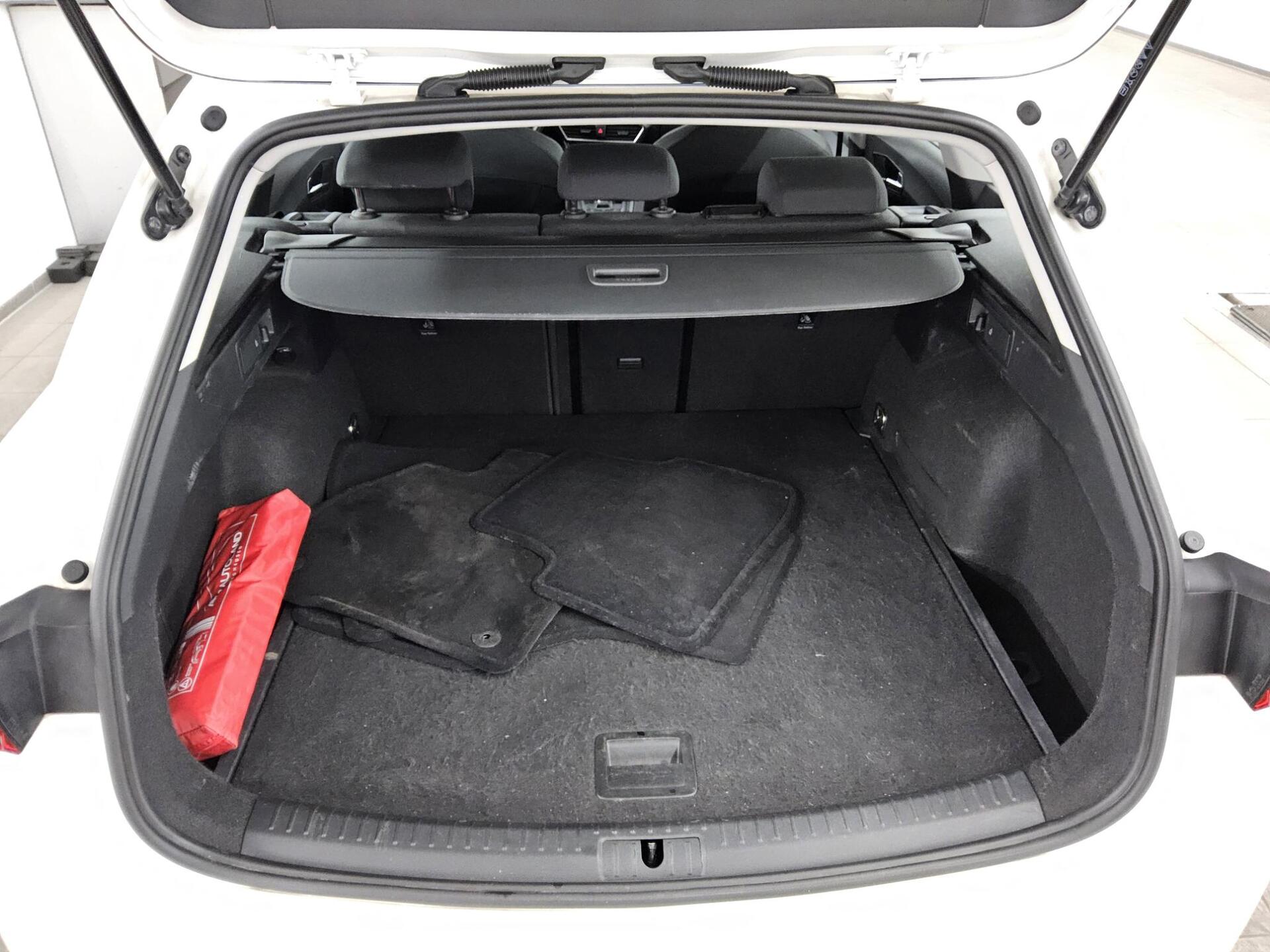 Seat Leon ST 2.0 TDI Style Navi LED virtual PDC Shz 12