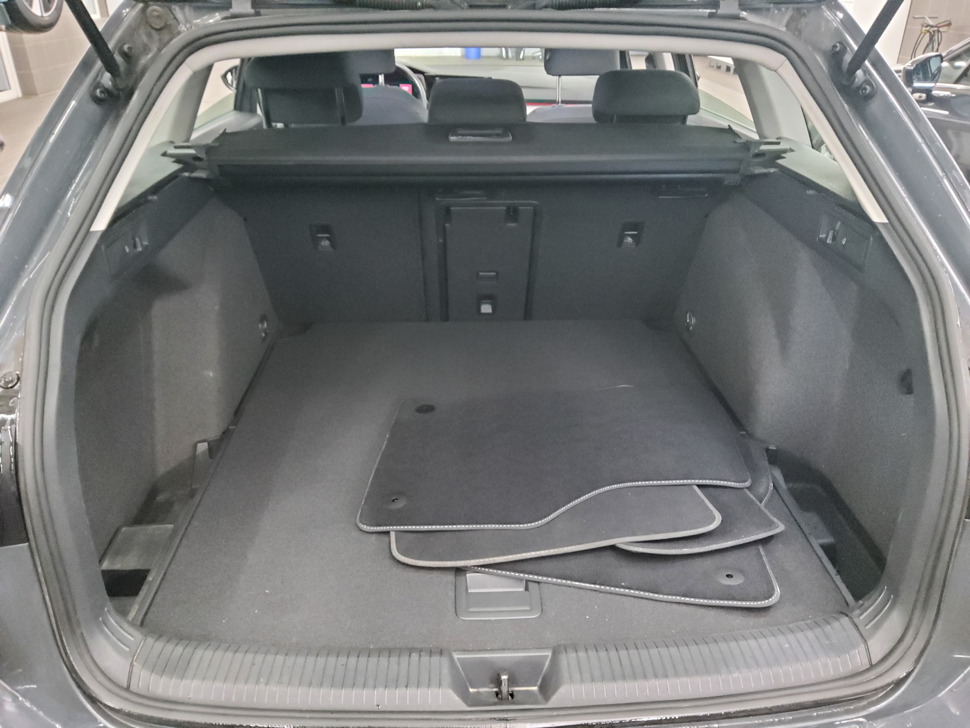 Volkswagen Golf-8 Var. 2.0 TDI Life Navi LED DC ACC Shz 12