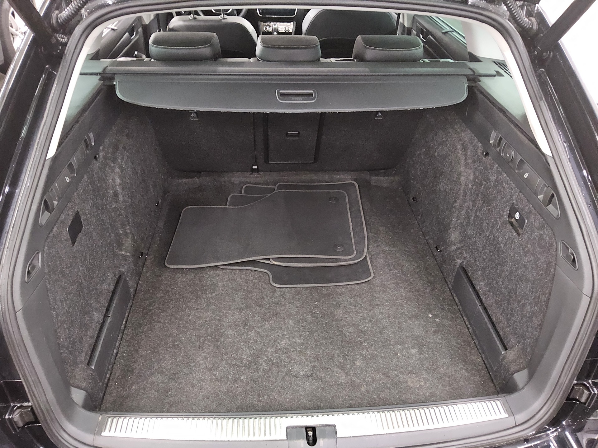 Skoda Superb Kombi 2.0 TDI Premium Ed. Leder Navi LED 13