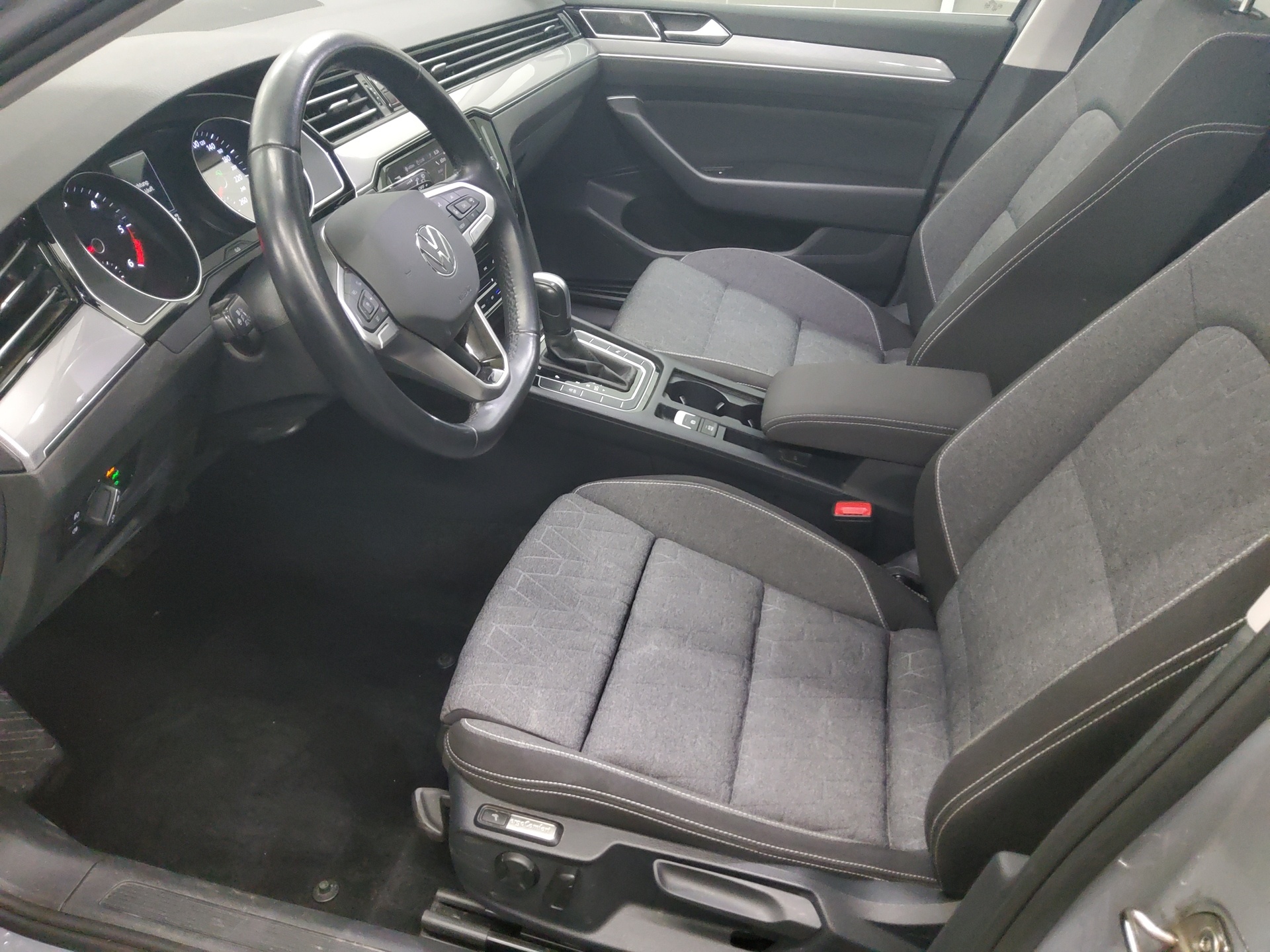 Volkswagen Passat Var. 2.0 TDI Business Navi LED Pano AHK 8