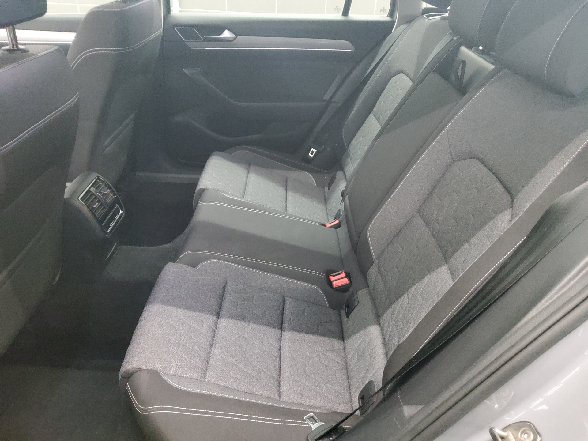 Volkswagen Passat Var. 2.0 TDI Business Navi LED Pano AHK 13